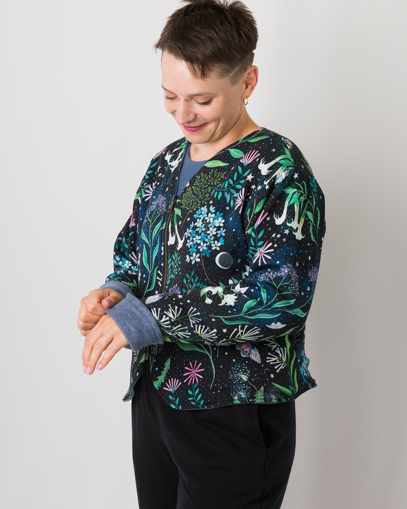 Melly trägt auf dem Foto 'Waldemar' Größe S/M, Fleece jeansblau/Muster elastisch 'Moonlight'