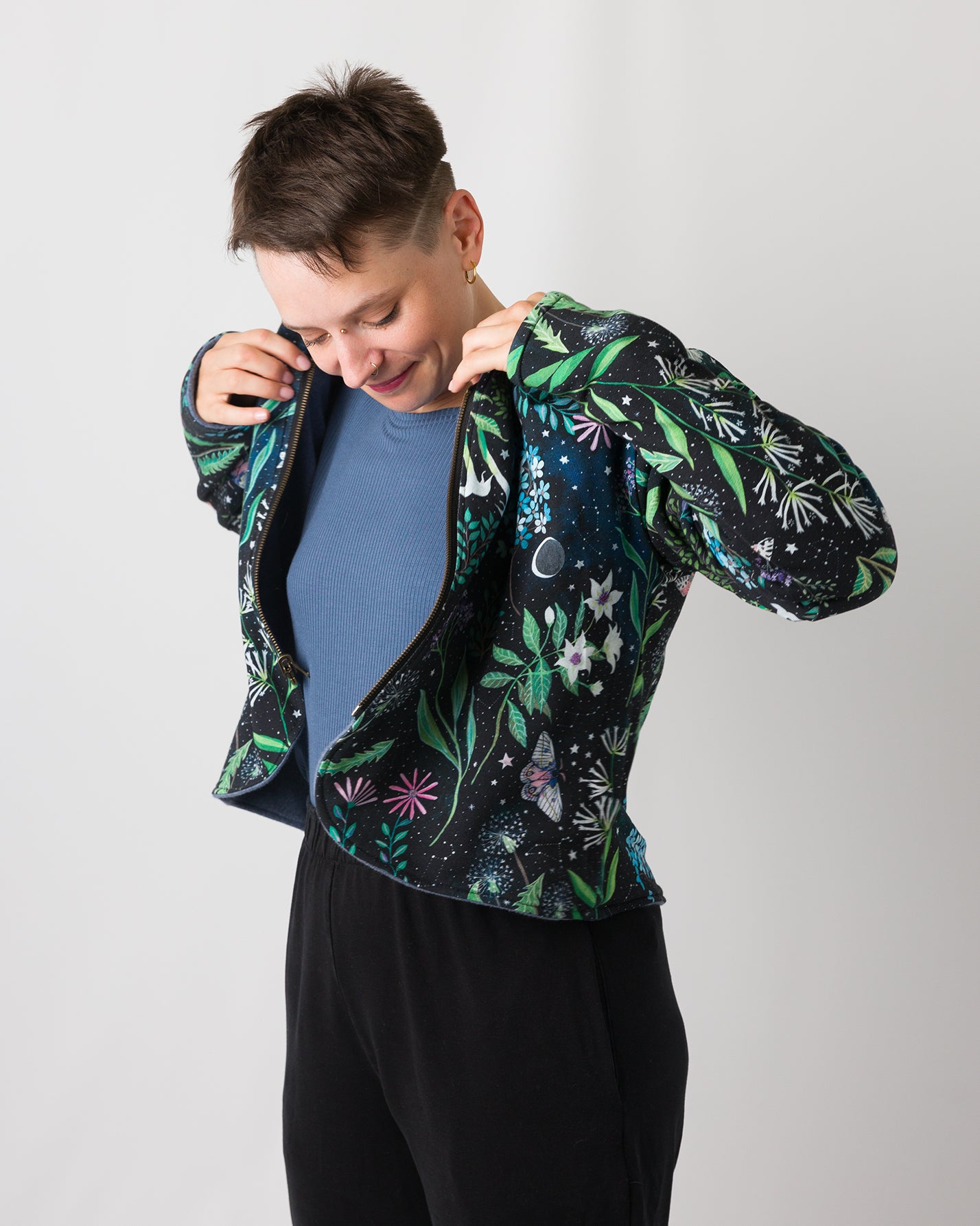 Melly trägt auf dem Foto 'Waldemar' Größe S/M, Fleece jeansblau/Muster elastisch 'Moonlight'