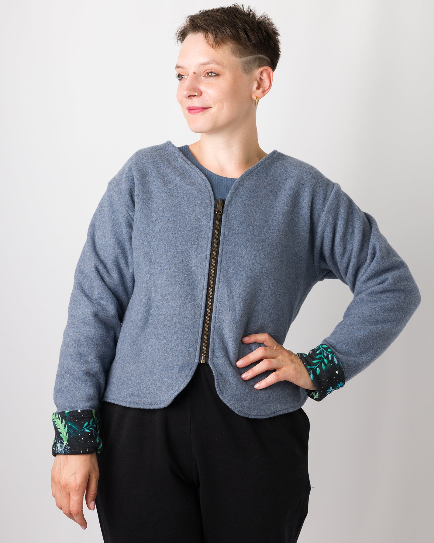 Melly trägt auf dem Foto 'Waldemar' Größe S/M, Fleece jeansblau/Muster elastisch 'Moonlight'