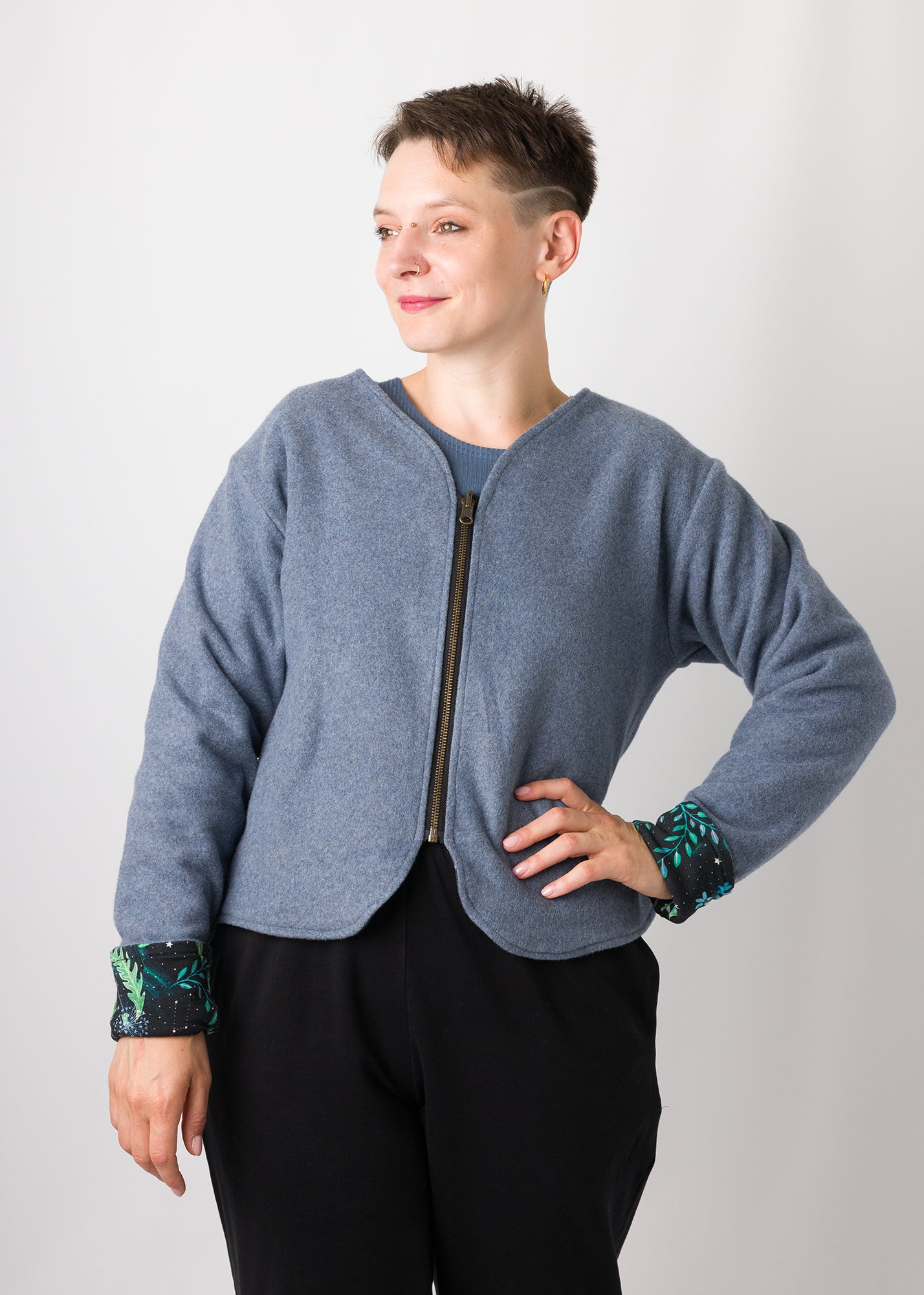 Melly trägt auf dem Foto 'Waldemar' Größe S/M, Fleece jeansblau/Muster elastisch 'Moonlight'