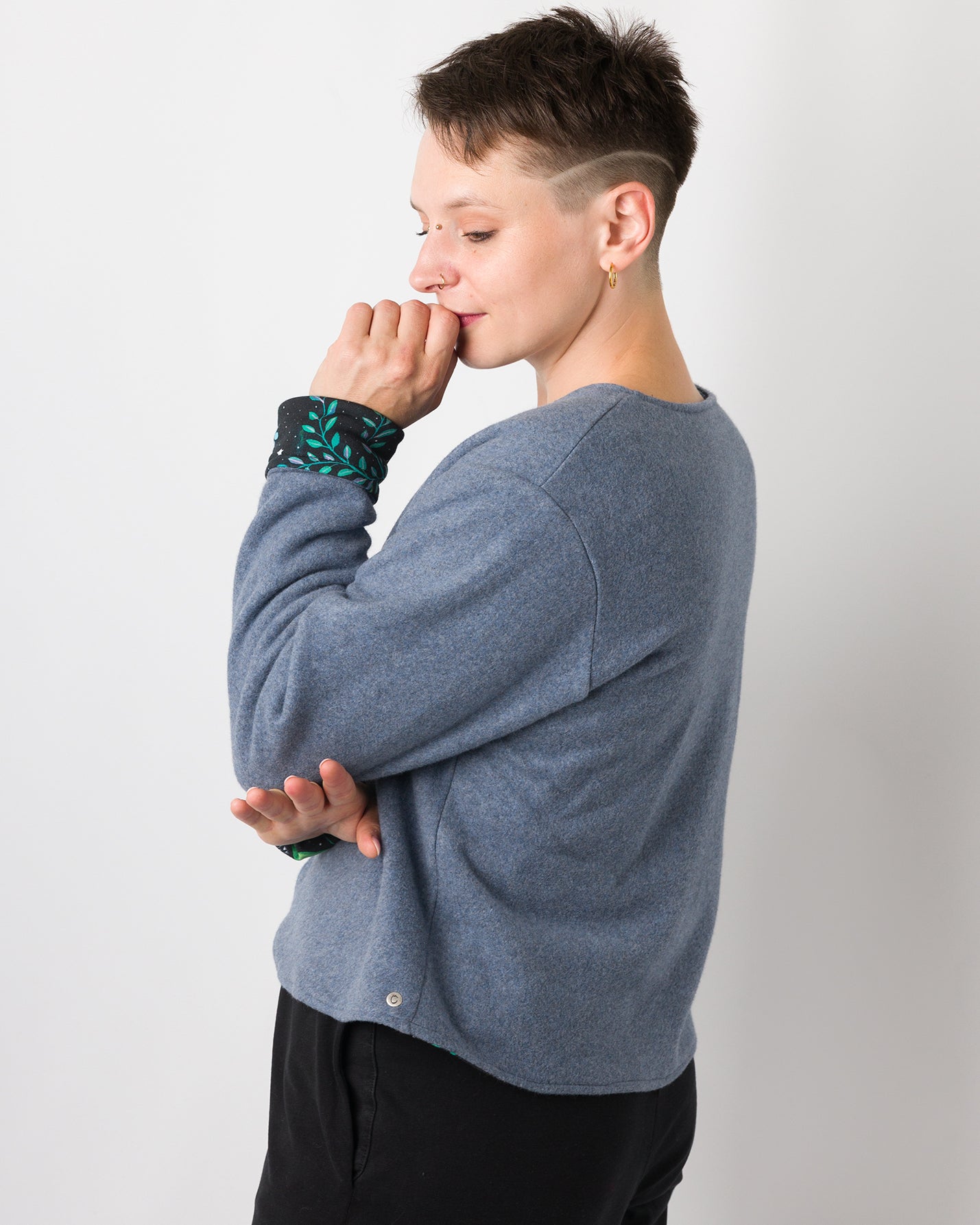 Melly trägt auf dem Foto 'Waldemar' Größe S/M, Fleece jeansblau/Muster elastisch 'Moonlight'