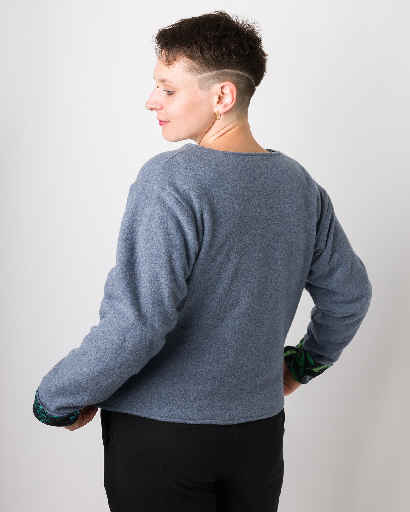 Melly trägt auf dem Foto 'Waldemar' Größe S/M, Fleece jeansblau/Muster elastisch 'Moonlight'