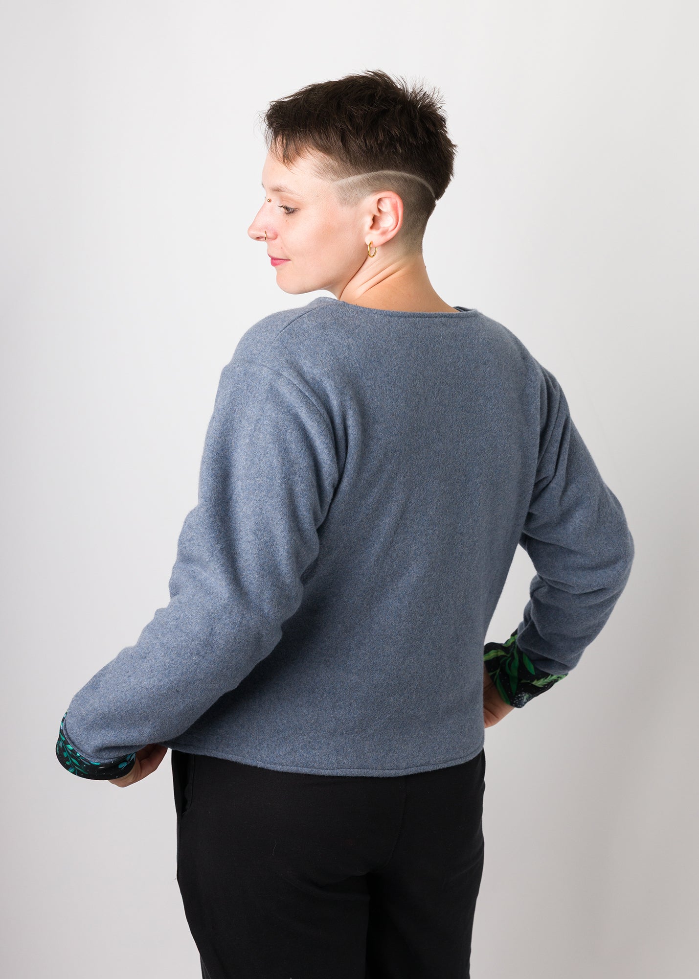 Melly trägt auf dem Foto 'Waldemar' Größe S/M, Fleece jeansblau/Muster elastisch 'Moonlight'