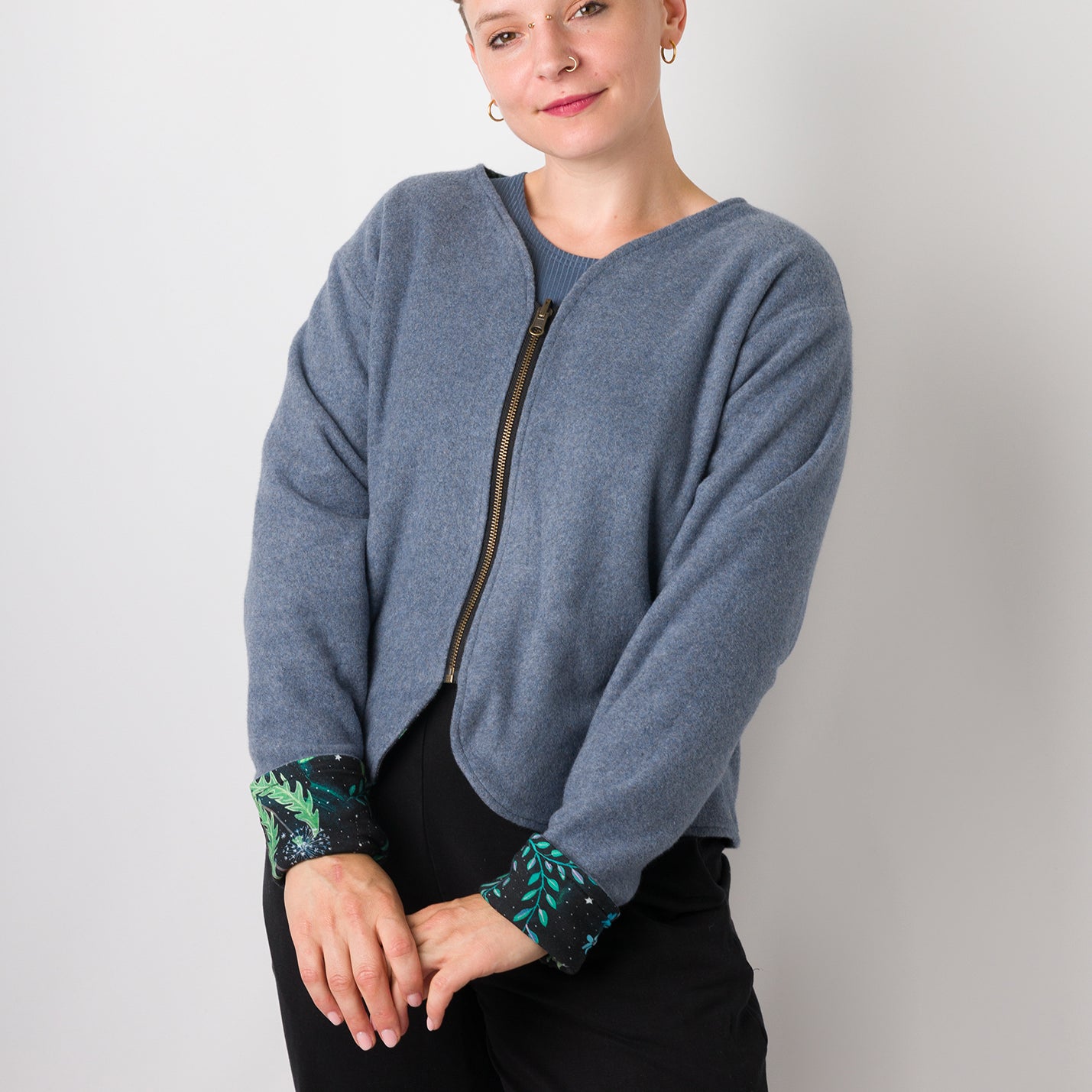 Melly trägt auf dem Foto 'Waldemar' Größe S/M, Fleece jeansblau/Muster elastisch 'Moonlight'