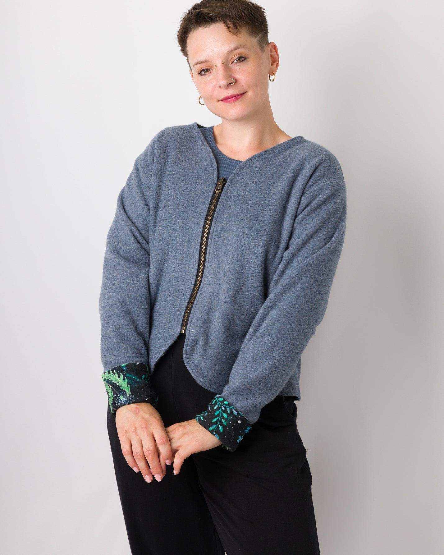 Melly trägt auf dem Foto 'Waldemar' Größe S/M, Fleece jeansblau/Muster elastisch 'Moonlight'