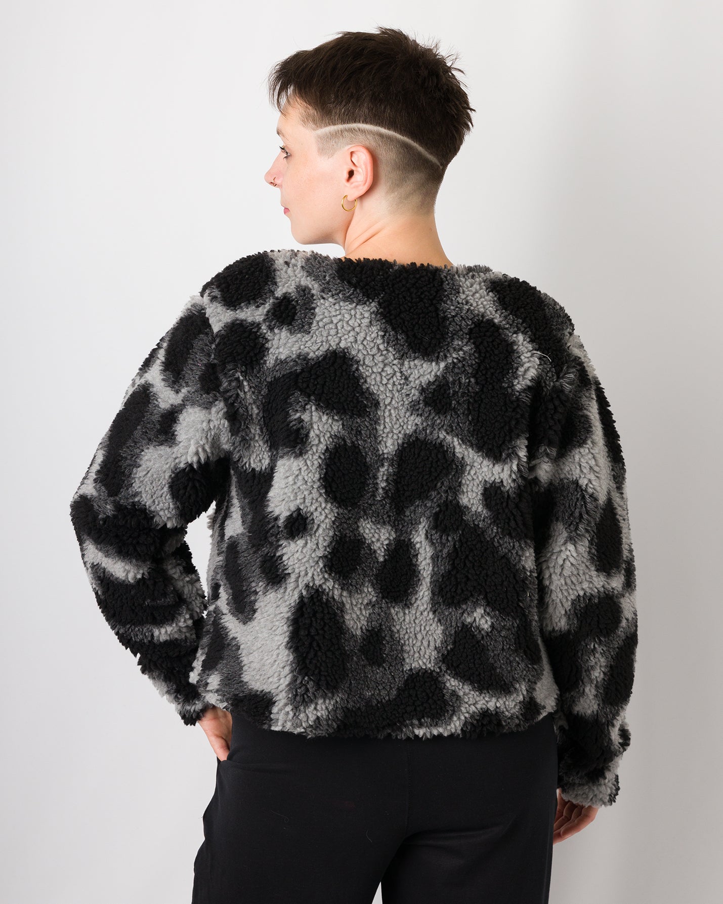 Melly trägt auf dem Foto 'Waldemar' Größe S/M, Muster Plüsch 'Dark Leobert'