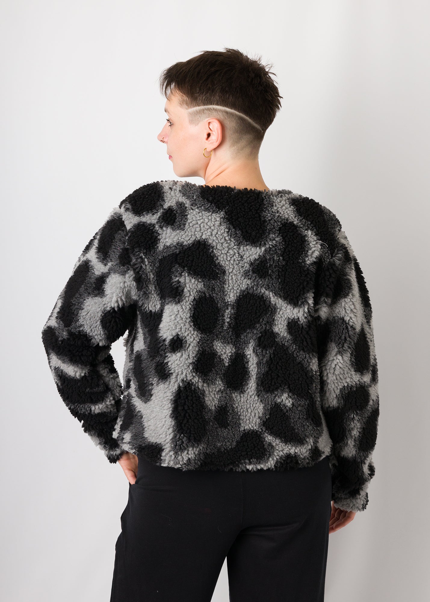 Melly trägt auf dem Foto 'Waldemar' Größe S/M, Plüsch 'Dark Leobert'