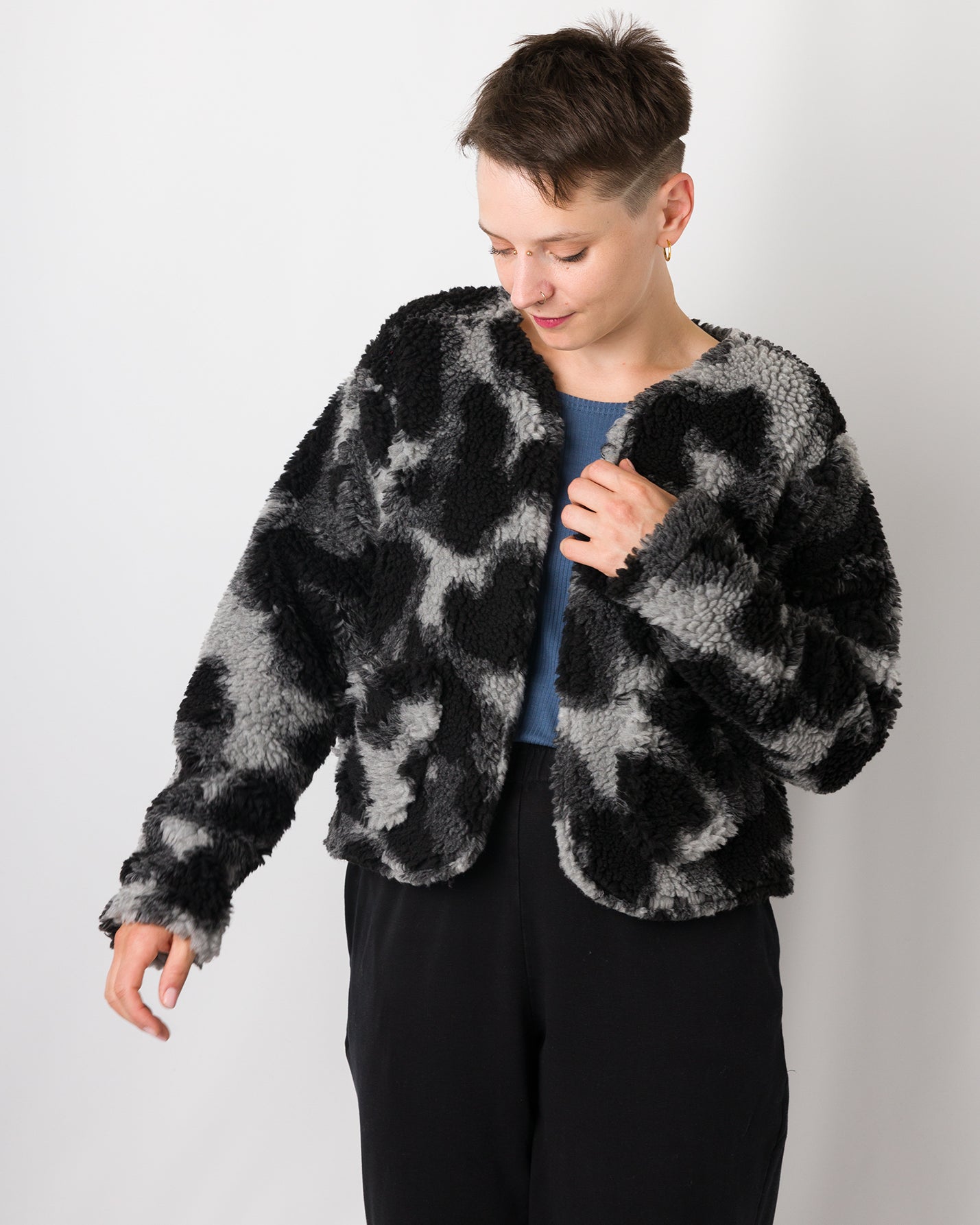 Melly trägt auf dem Foto 'Waldemar' Größe S/M, Muster Plüsch 'Dark Leobert'
