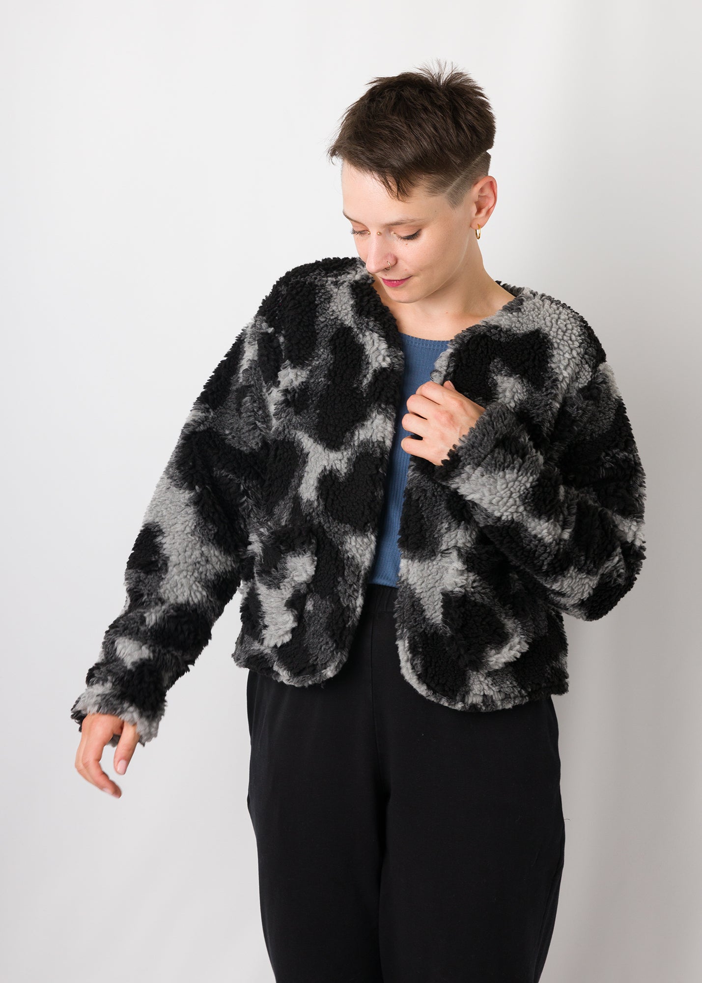 Melly trägt auf dem Foto 'Waldemar' Größe S/M, Plüsch 'Dark Leobert'