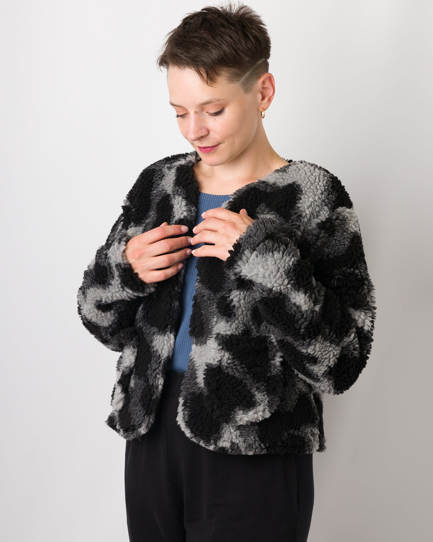 Melly trägt auf dem Foto 'Waldemar' Größe S/M, Muster Plüsch 'Dark Leobert'