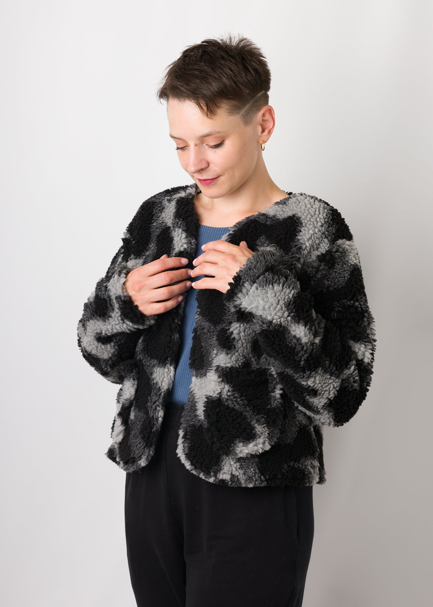 Melly trägt auf dem Foto 'Waldemar' Größe S/M, Plüsch 'Dark Leobert'