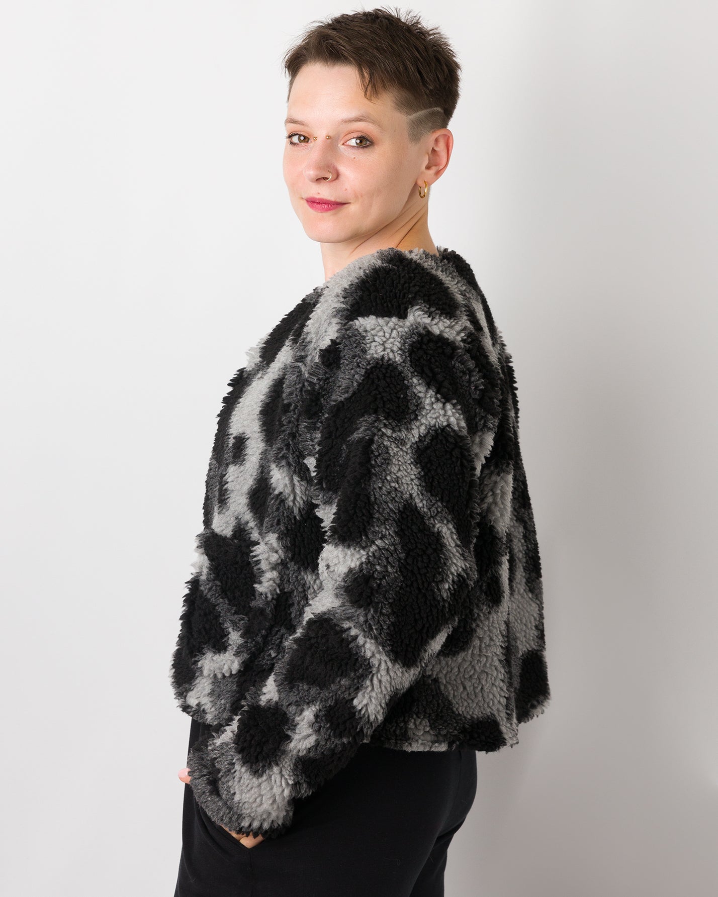 Melly trägt auf dem Foto 'Waldemar' Größe S/M, Muster Plüsch 'Dark Leobert'