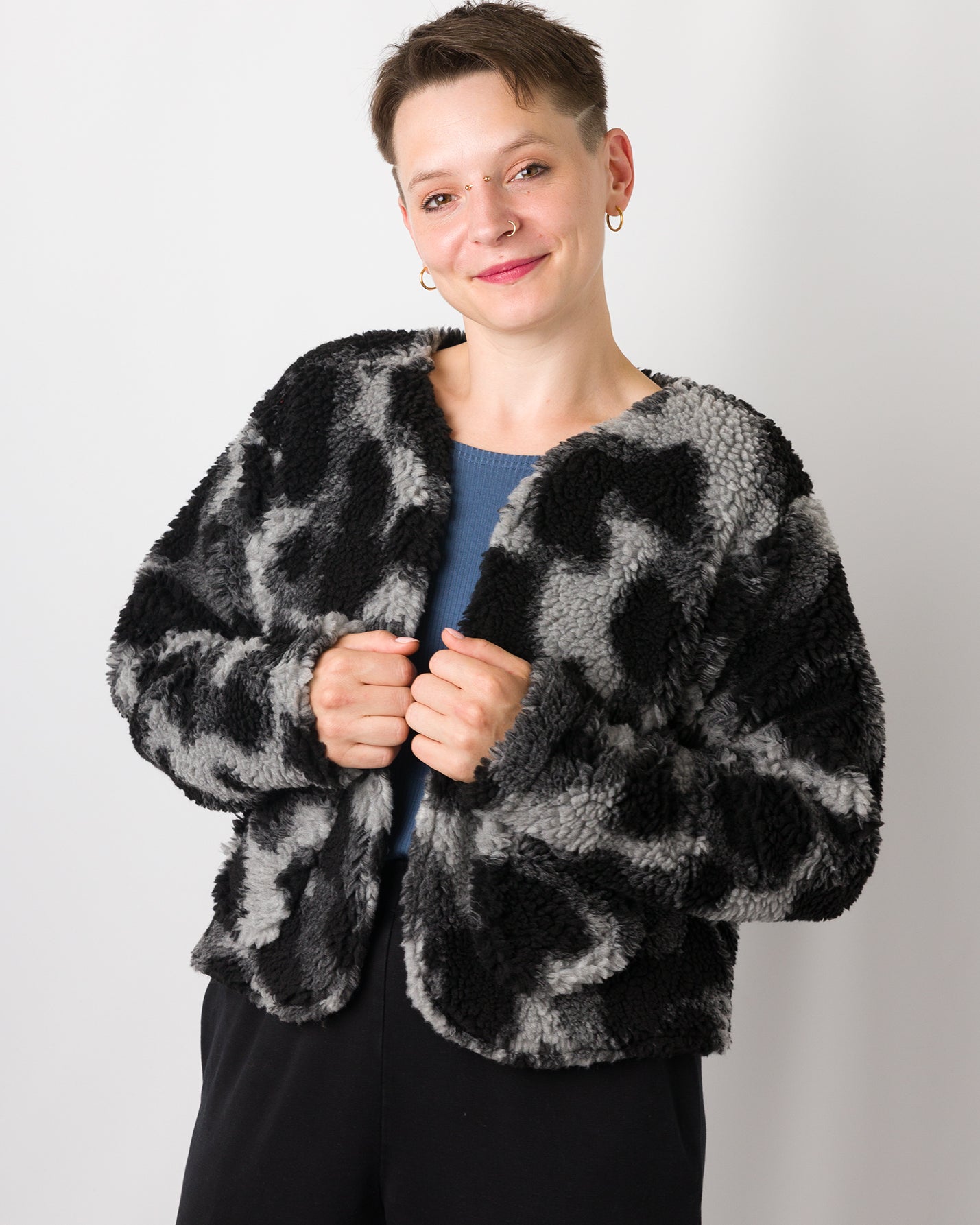Melly trägt auf dem Foto 'Waldemar' Größe S/M, Muster Plüsch 'Dark Leobert'