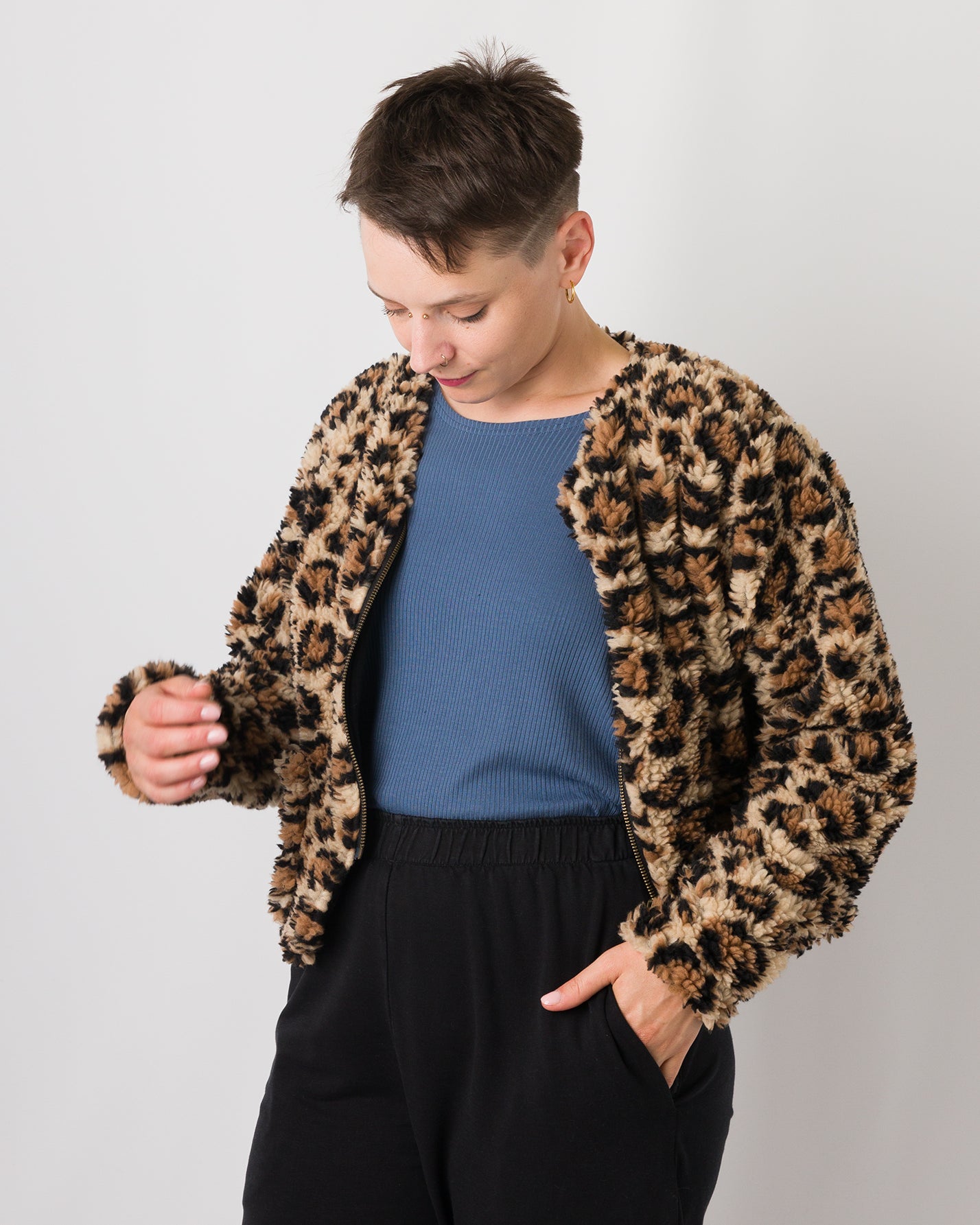 Melly trägt auf dem Foto 'Waldemar' Größe S/M, Muster Plüsch 'Leobertchen'