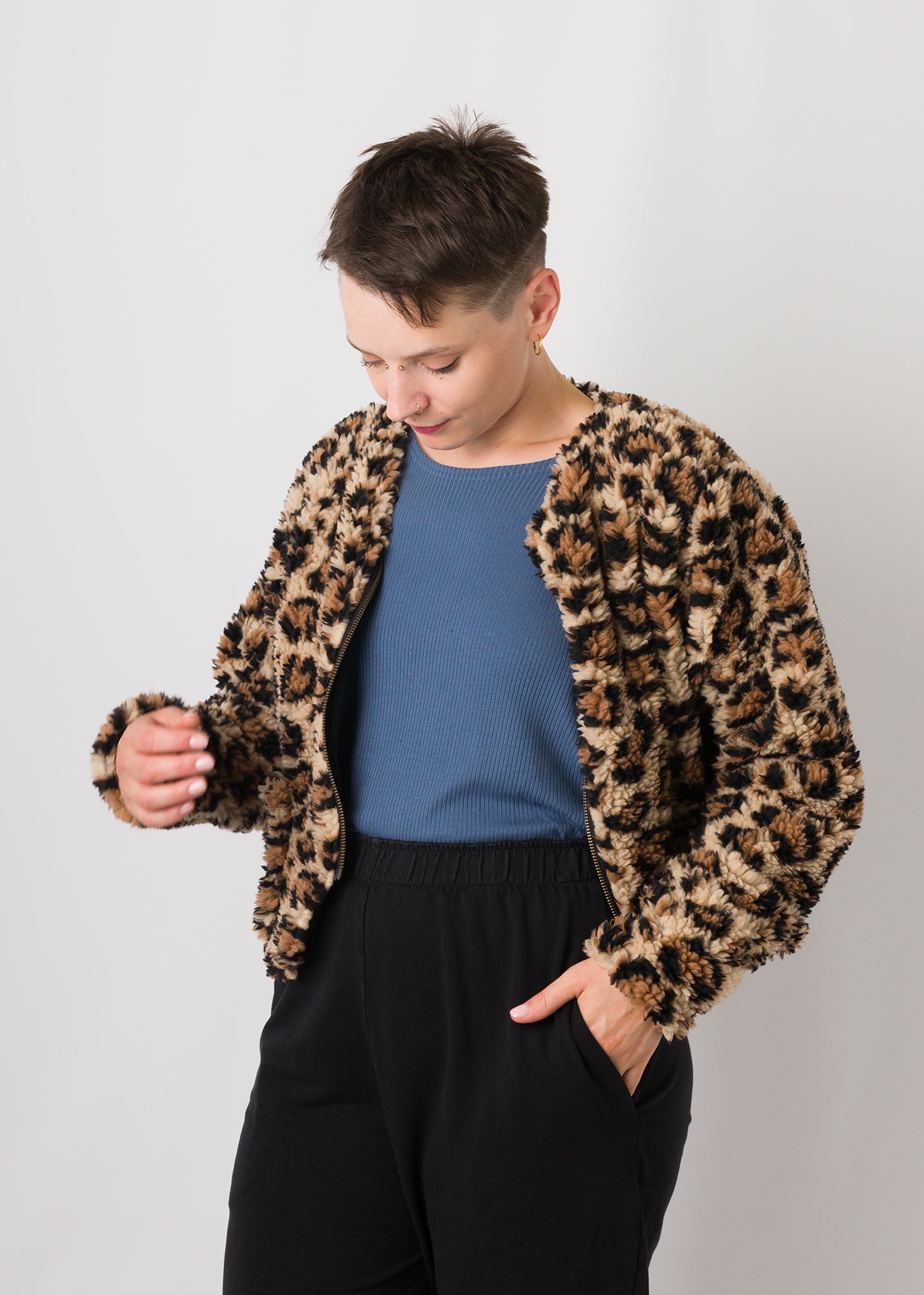 Melly trägt auf dem Foto 'Waldemar' Größe S/M, Plüsch 'Leobertchen'