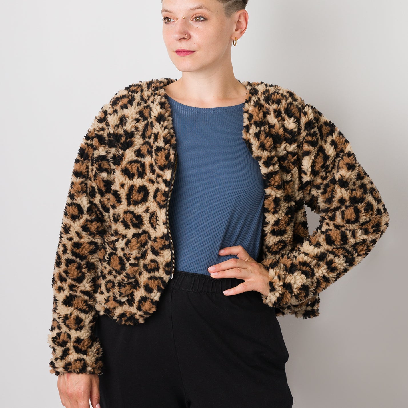 Melly trägt auf dem Foto 'Waldemar' Größe S/M, Plüsch 'Leobertchen'