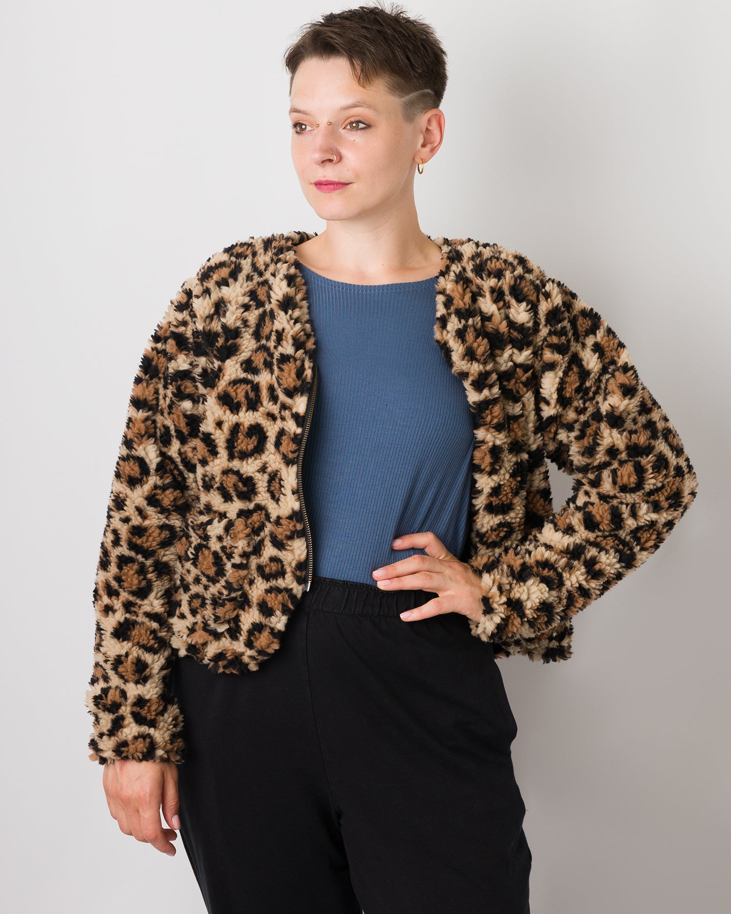 Melly trägt auf dem Foto 'Waldemar' Größe S/M, Muster Plüsch 'Leobertchen'