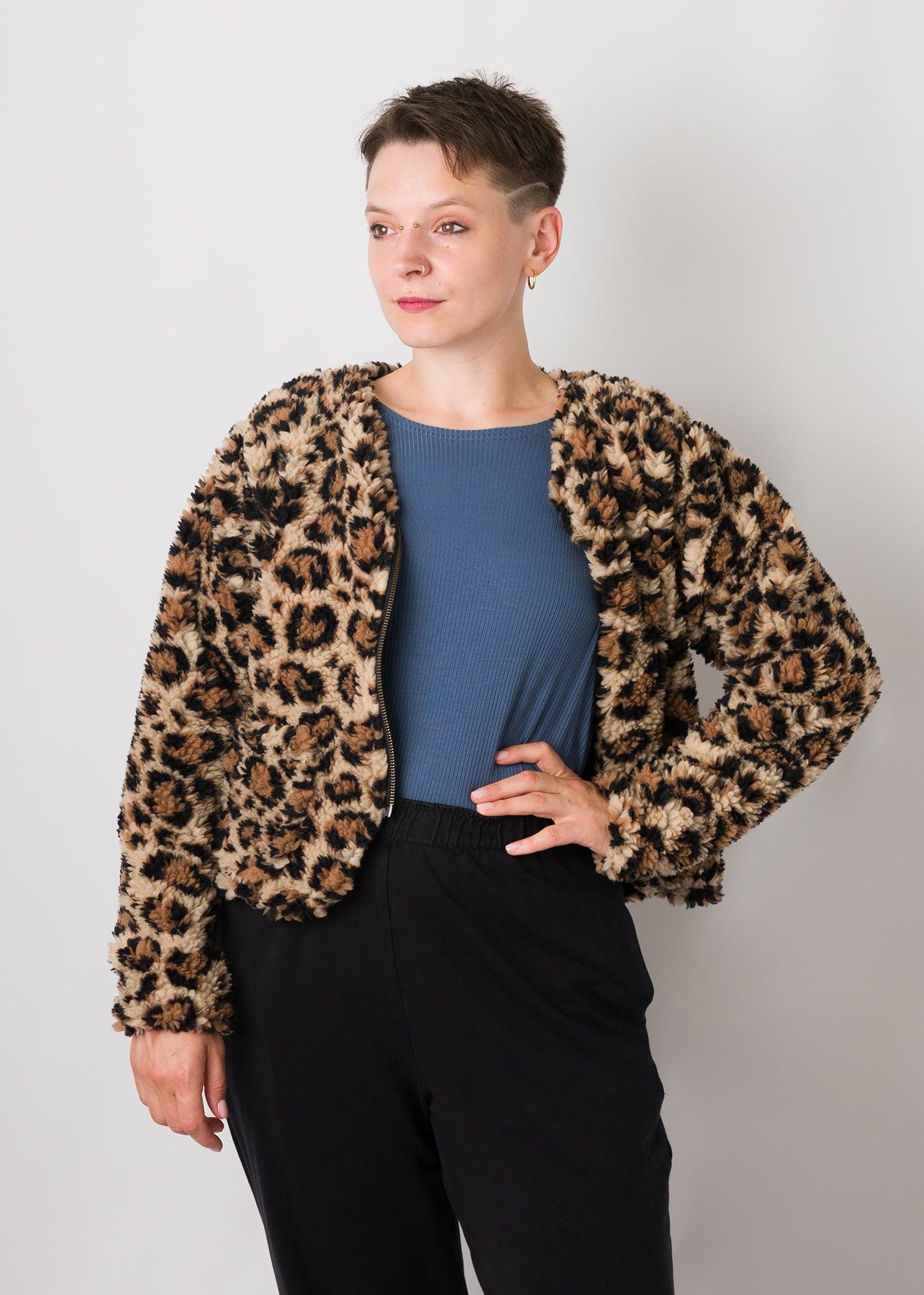 Melly trägt auf dem Foto 'Waldemar' Größe S/M, Plüsch 'Leobertchen'