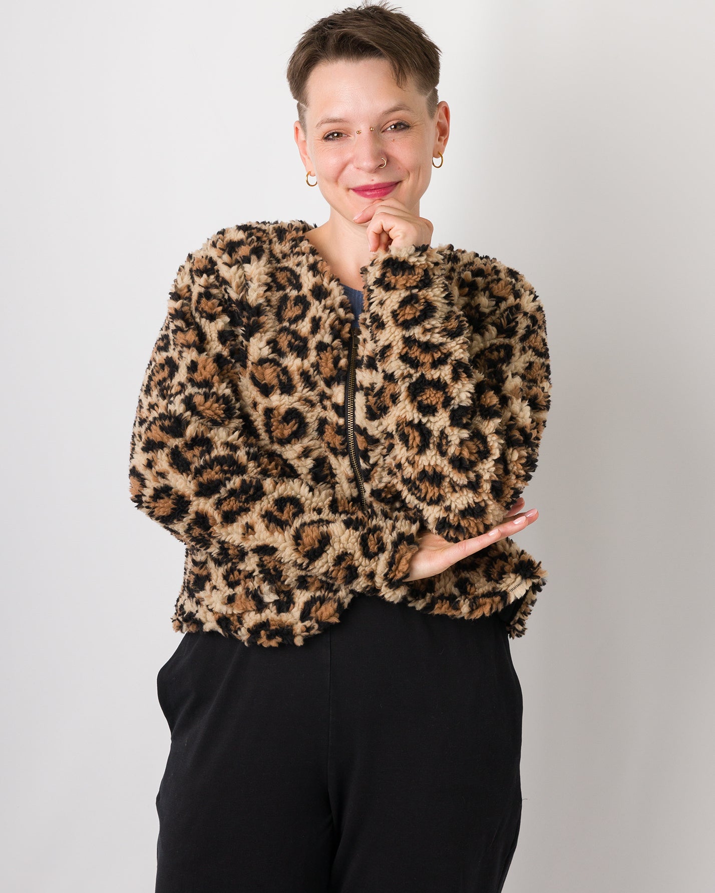 Melly trägt auf dem Foto 'Waldemar' Größe S/M, Muster Plüsch 'Leobertchen'