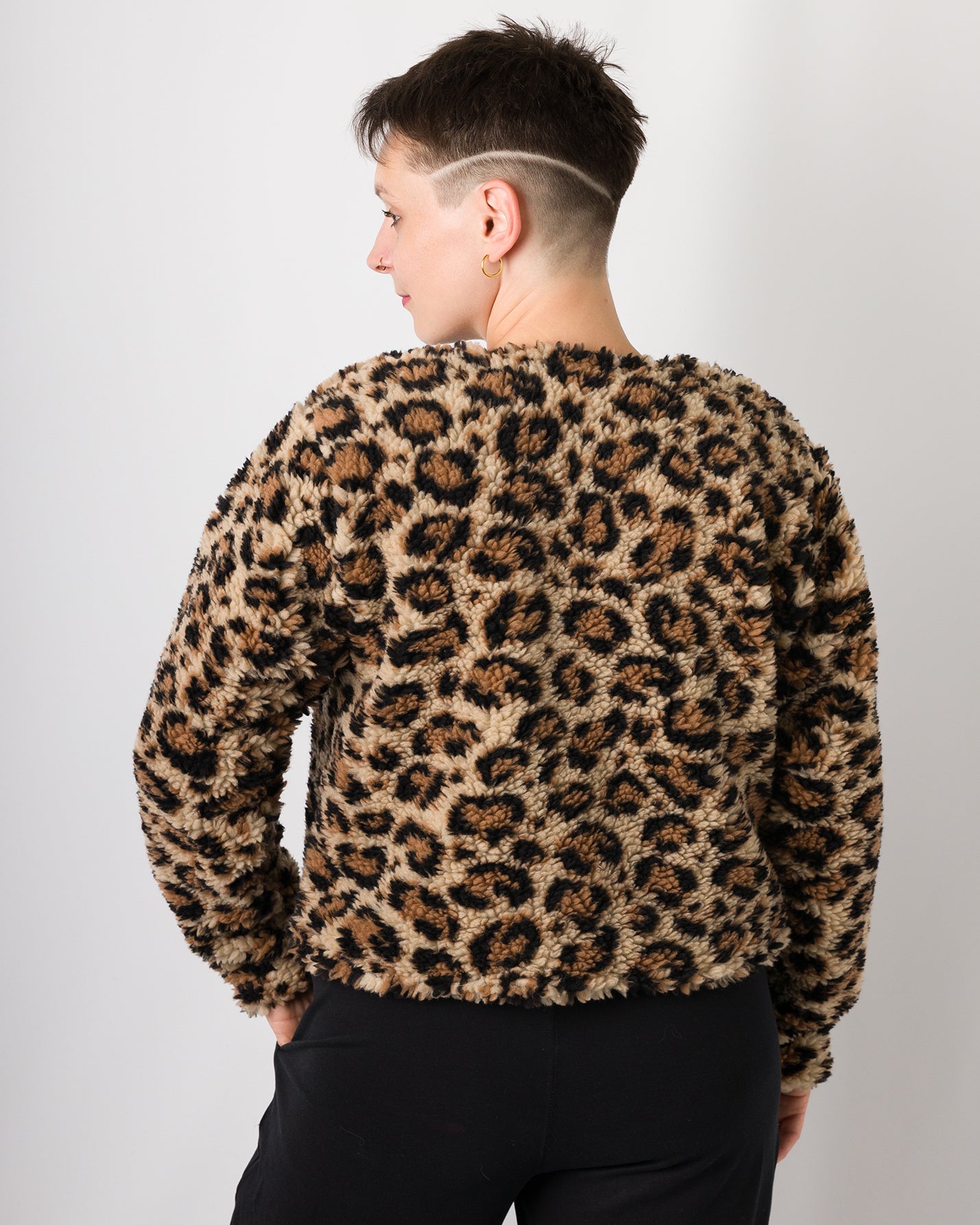 Melly trägt auf dem Foto 'Waldemar' Größe S/M, Muster Plüsch 'Leobertchen'