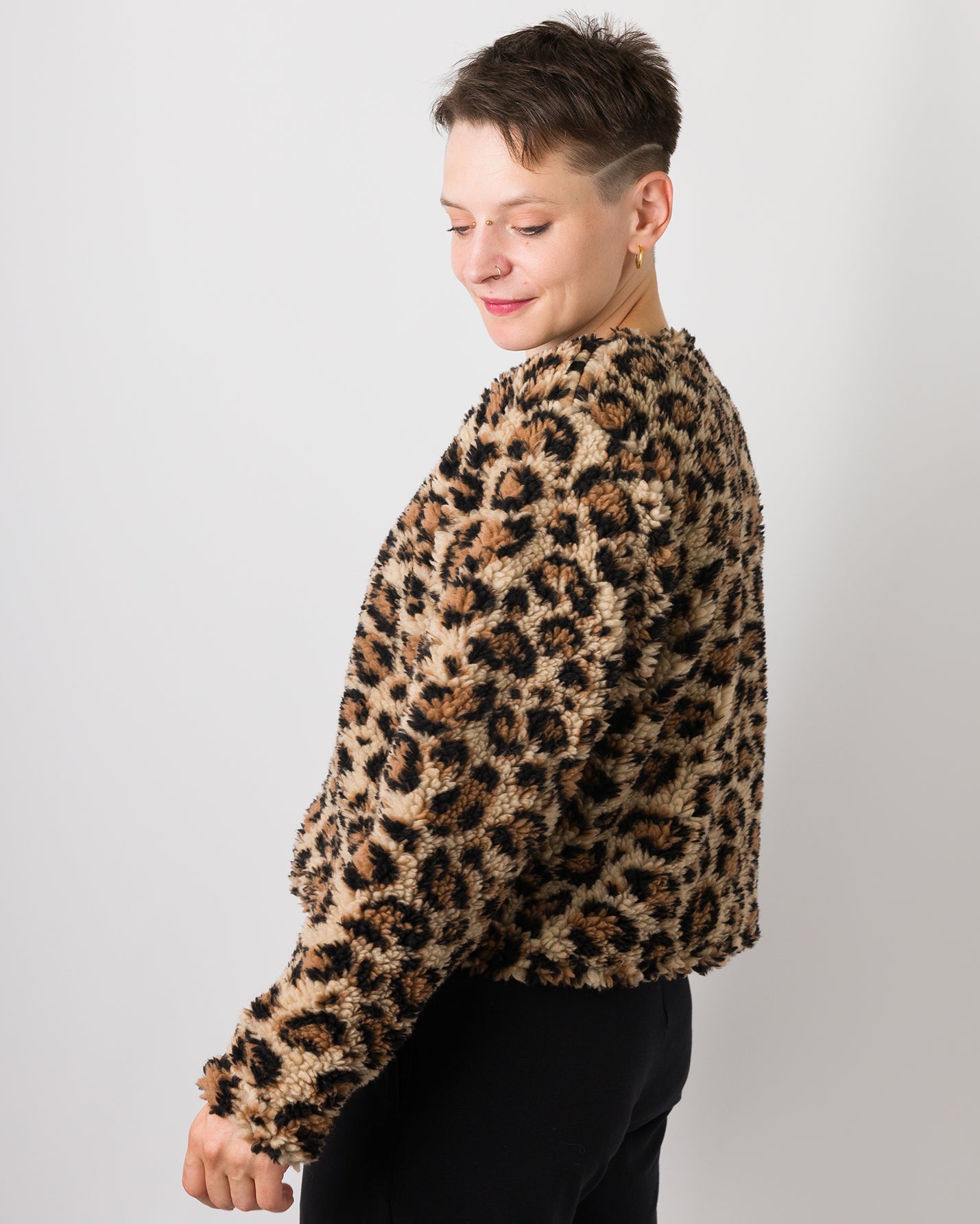 Melly trägt auf dem Foto 'Waldemar' Größe S/M, Muster Plüsch 'Leobertchen'