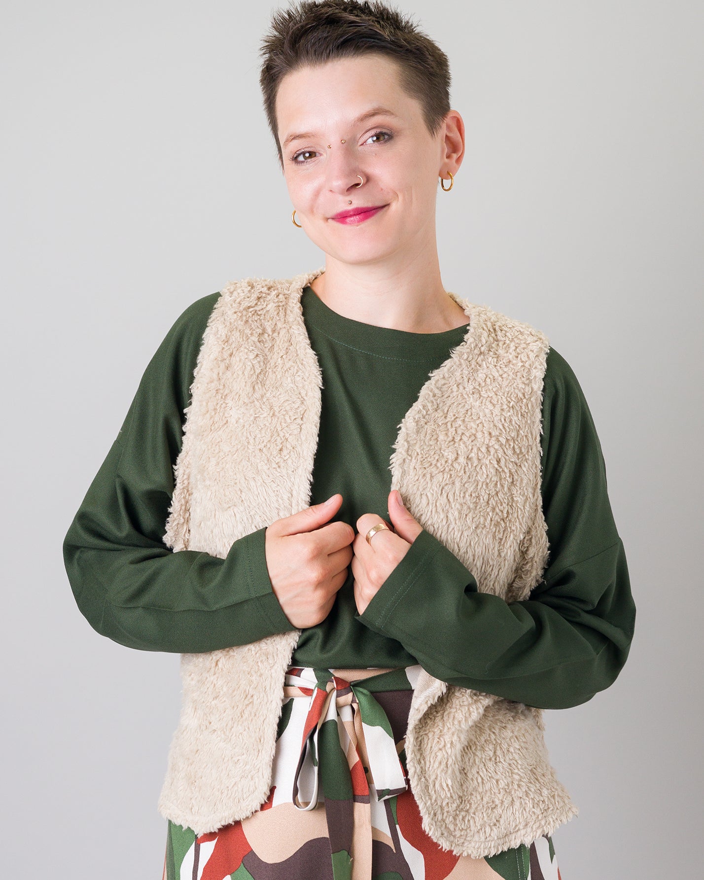 Melly trägt auf dem Foto Größe S/M, Plüsch