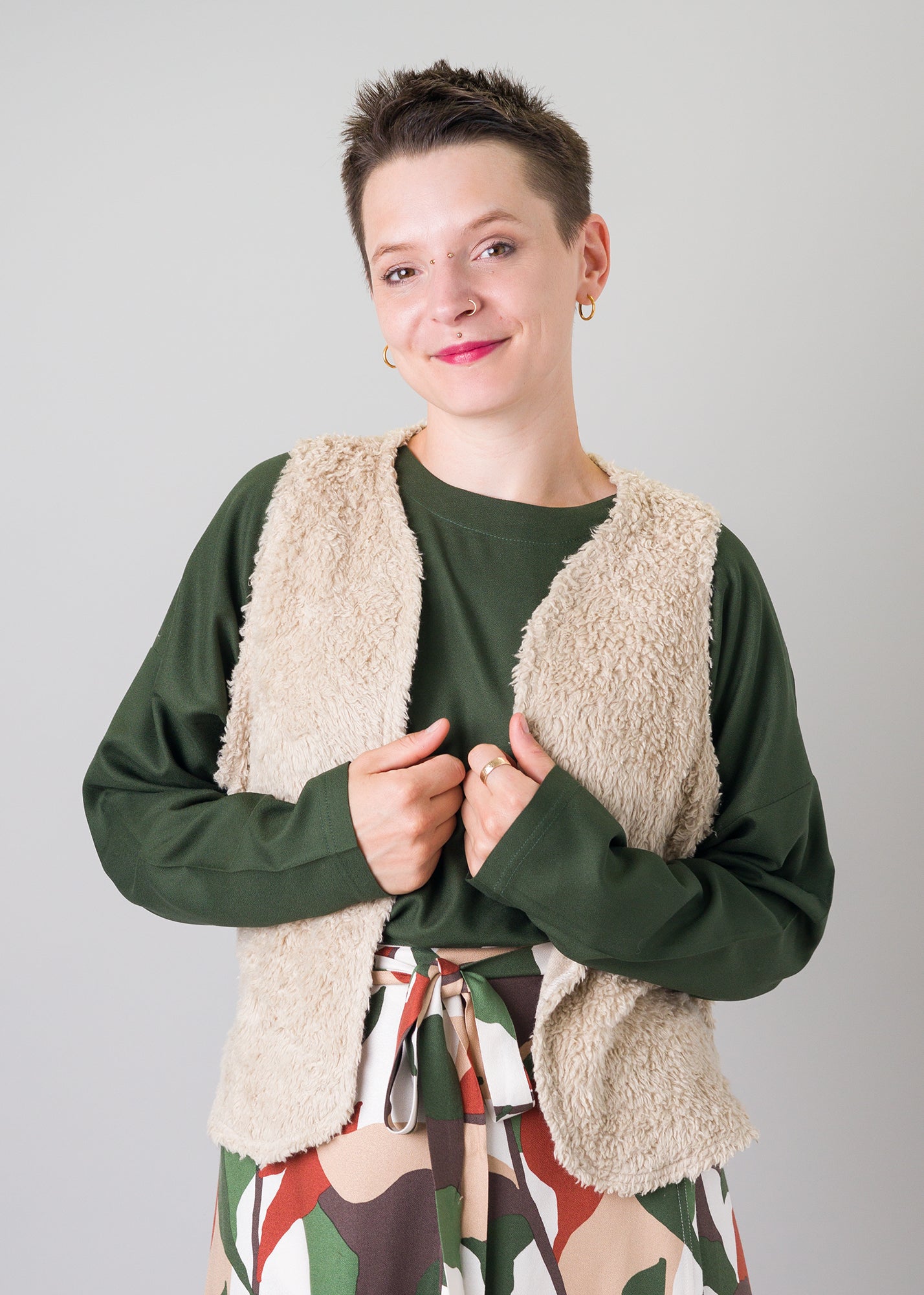 Melly trägt auf dem Foto 'Waltraut' Größe S/M, Plüsch natur