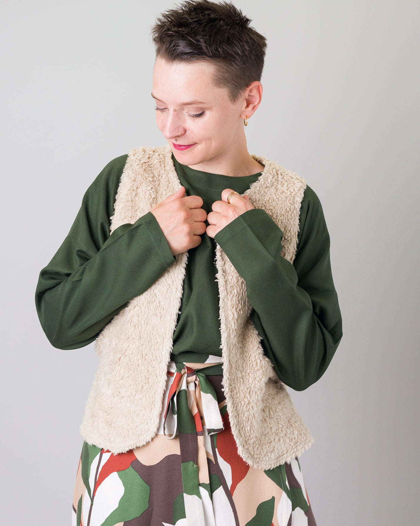 Melly trägt auf dem Foto Größe S/M, Plüsch