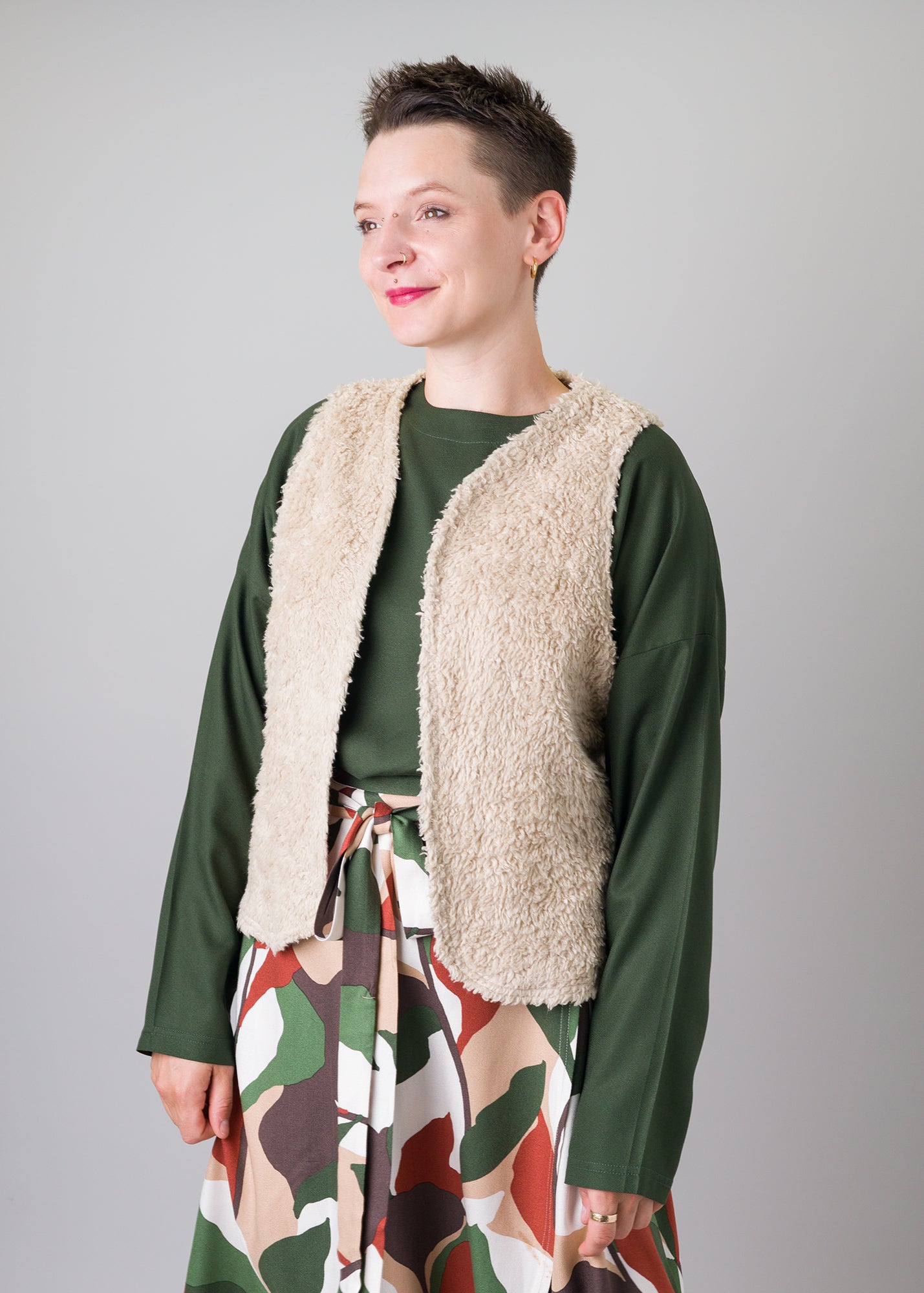 Melly trägt auf dem Foto 'Waltraut' Größe S/M, Plüsch natur