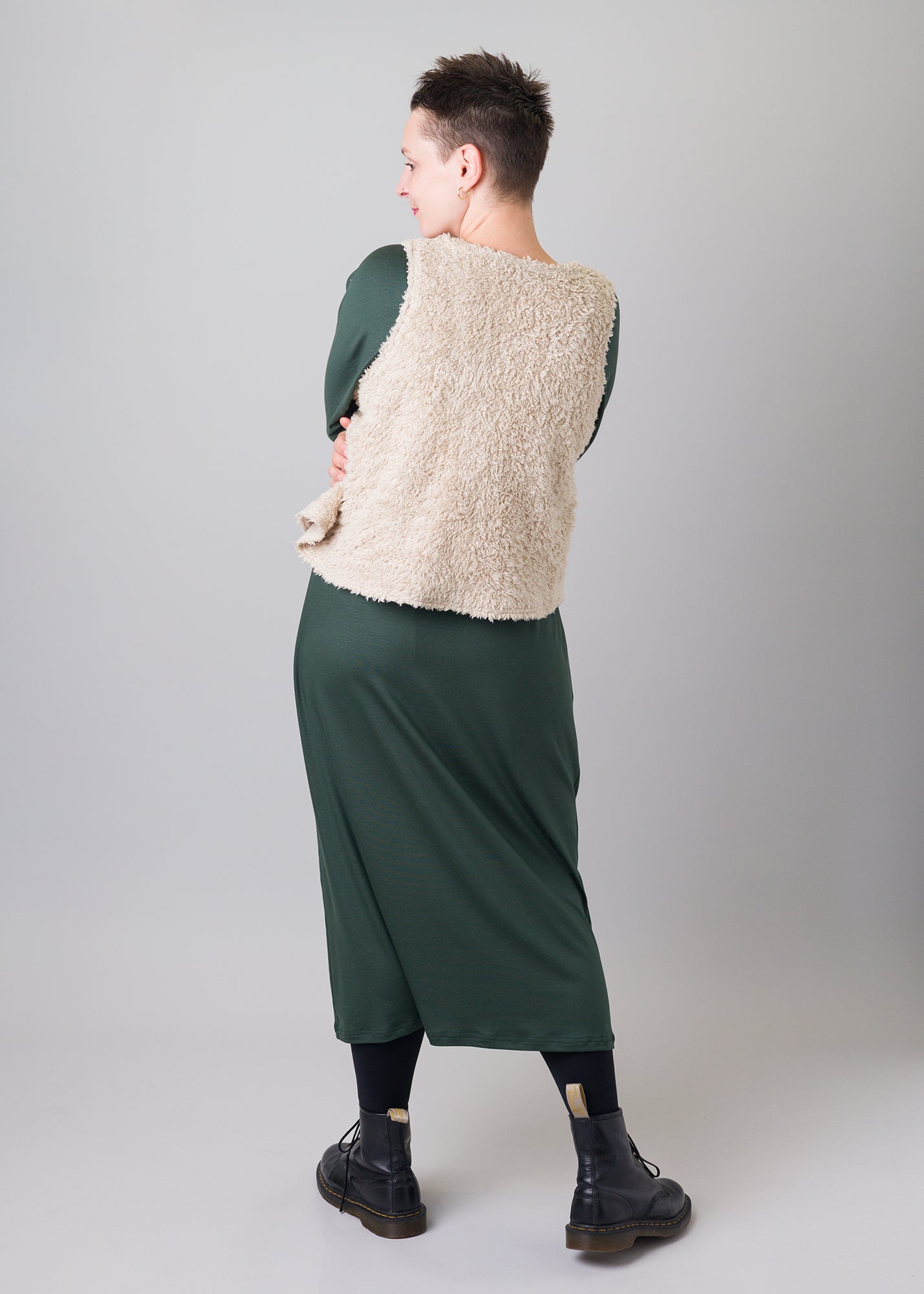 Melly trägt auf dem Foto 'Waltraut' Größe S/M, Plüsch natur