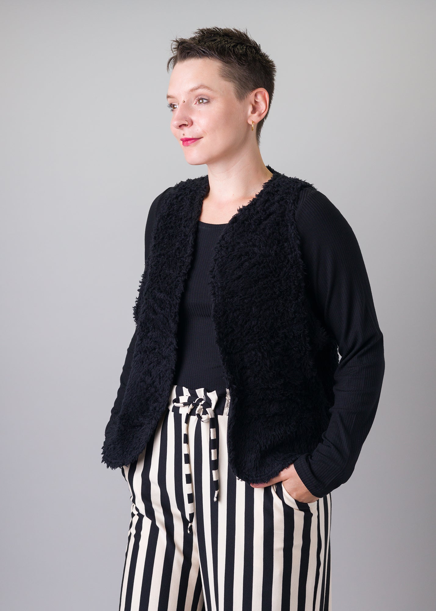 Melly trägt auf dem Foto 'Waltraut' Größe S/M, Plüsch schwarz