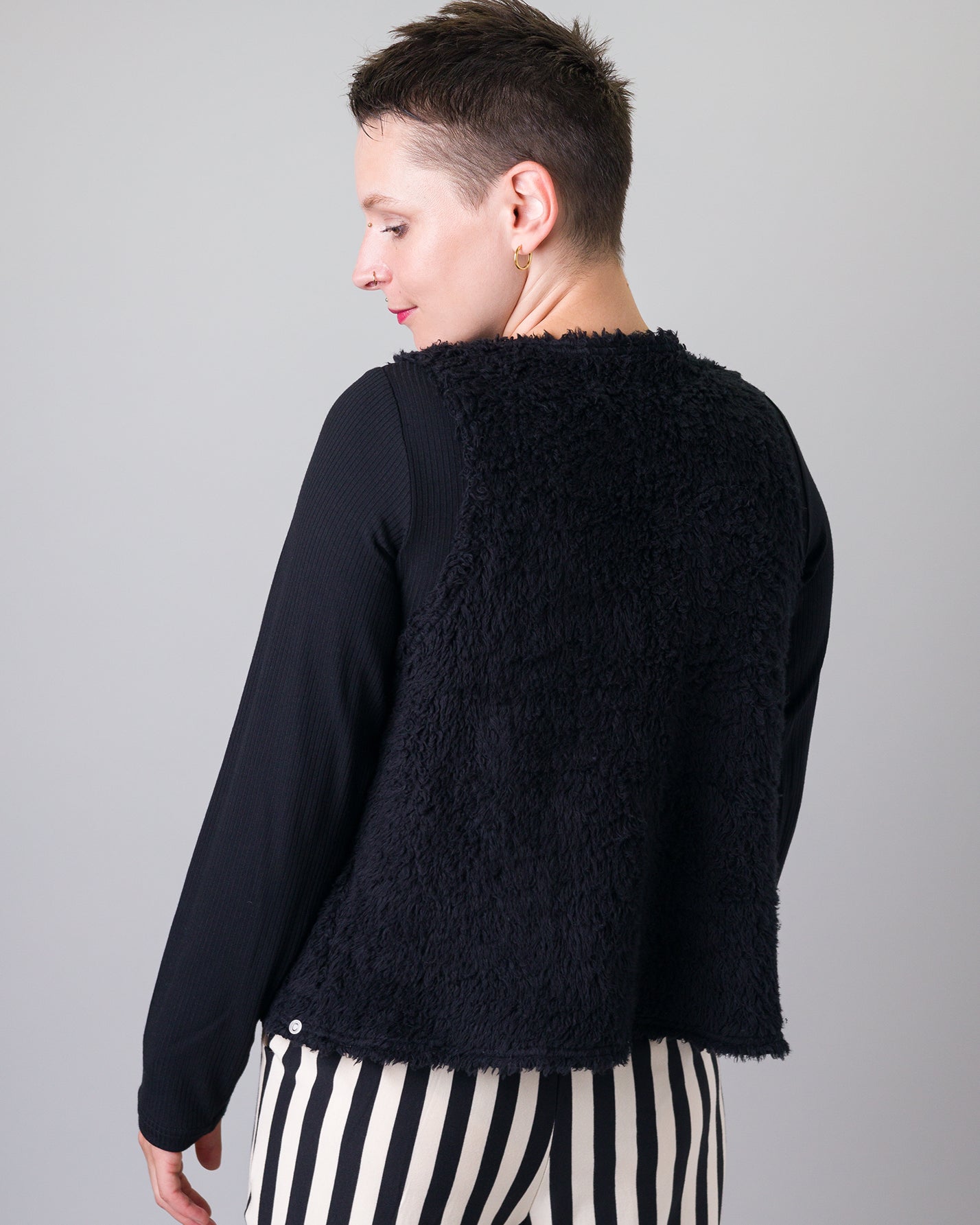 Melly trägt auf dem Foto Größe S/M, Plüsch