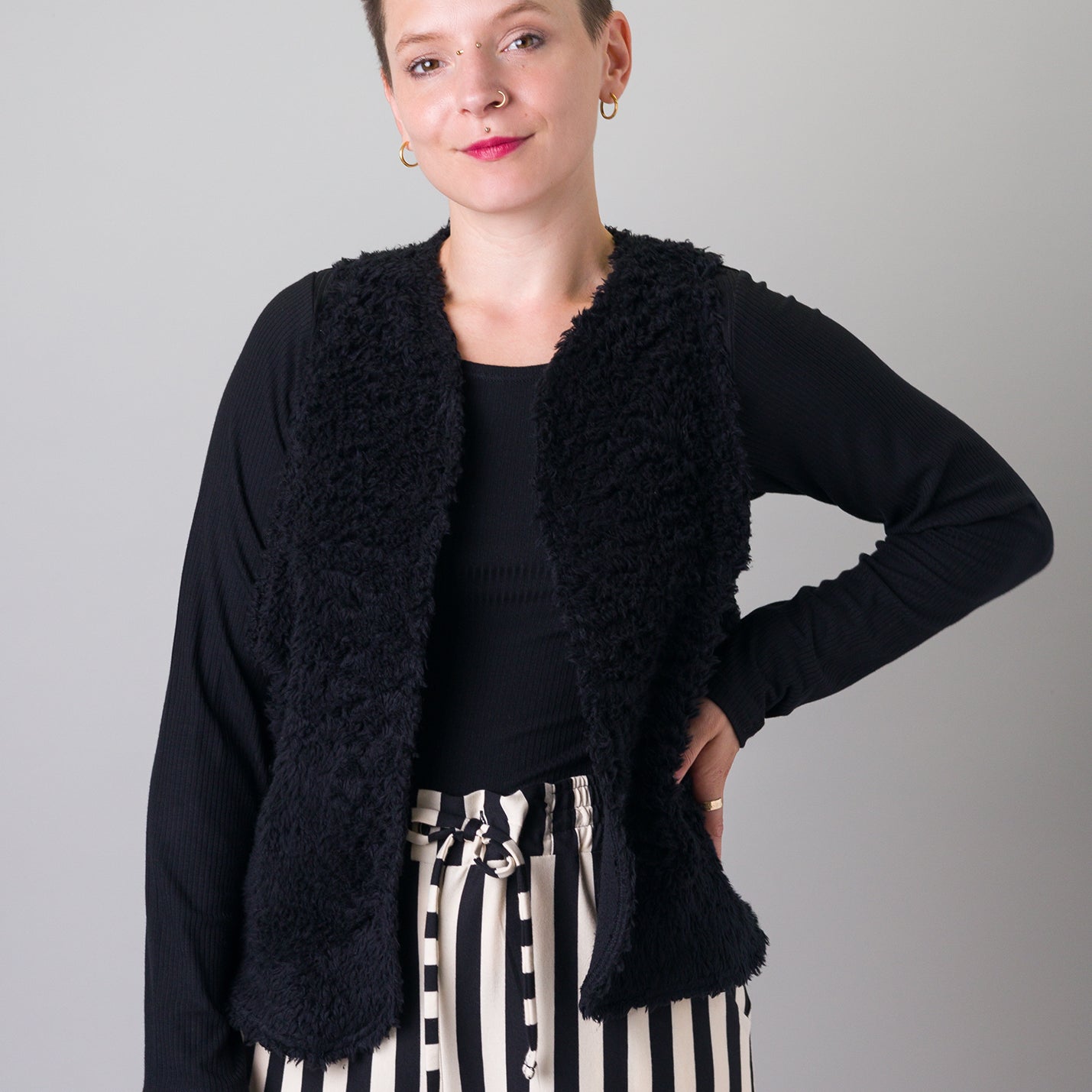 Melly trägt auf dem Foto 'Waltraut' Größe S/M, Plüsch schwarz