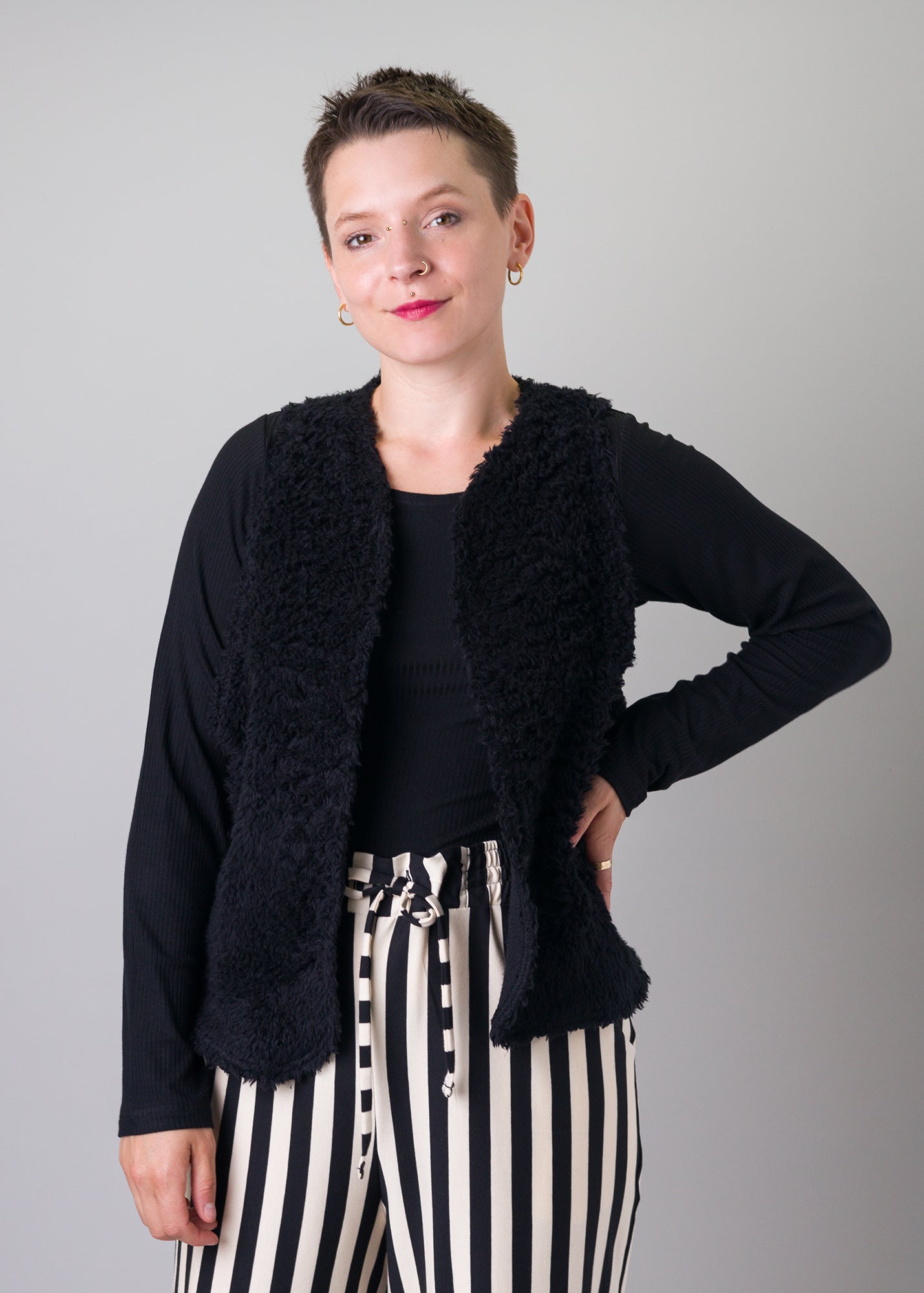 Melly trägt auf dem Foto 'Waltraut' Größe S/M, Plüsch schwarz