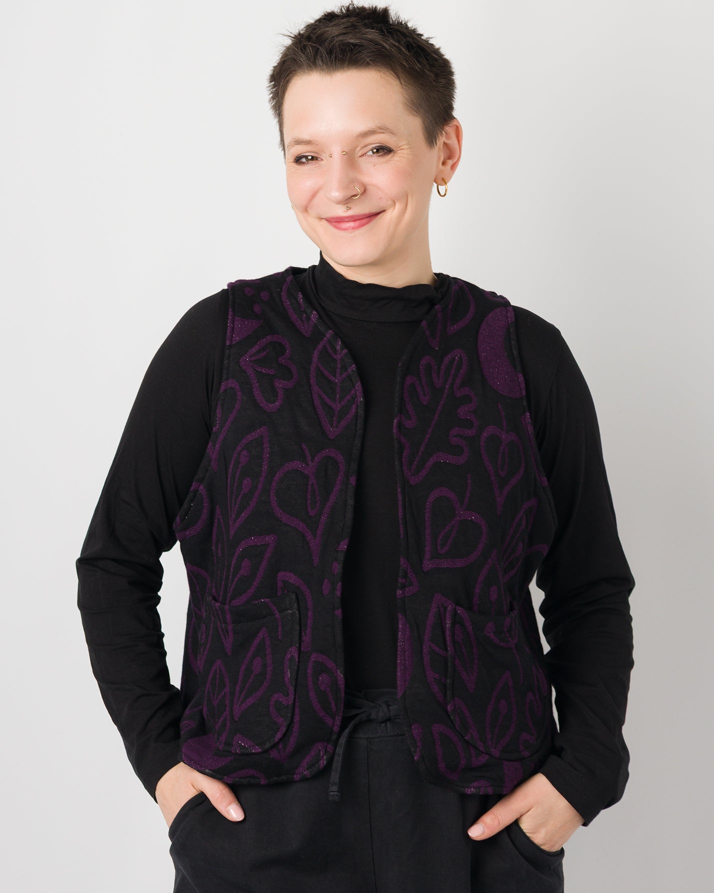 Melly trägt auf dem Foto Größe S/M, Steppstoff