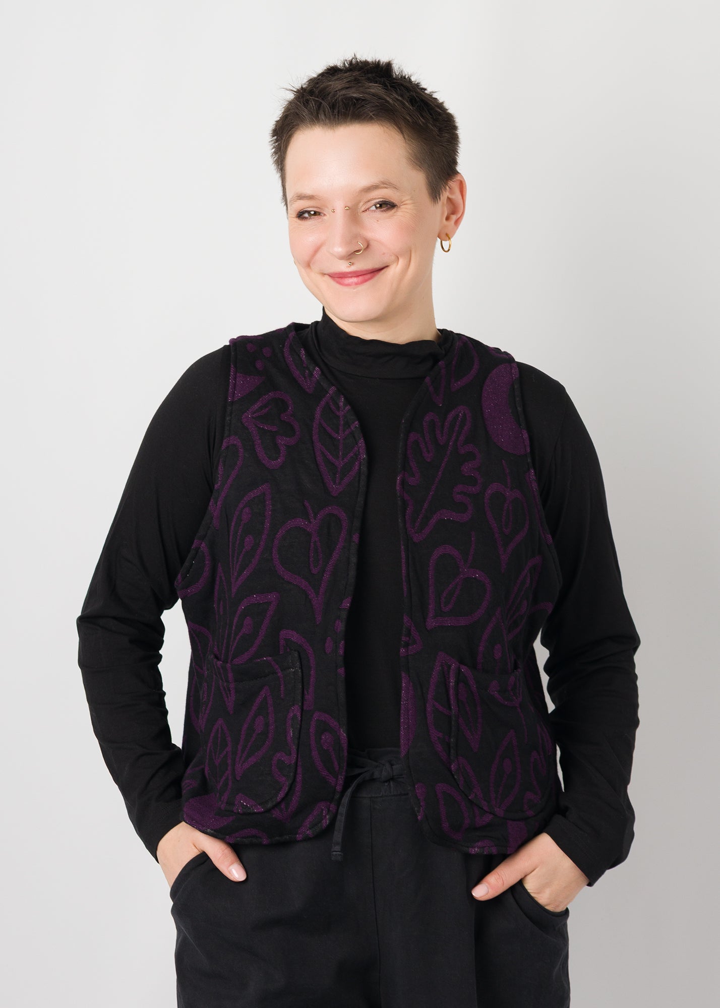 Melly trägt auf dem Foto Größe S/M, Steppstoff