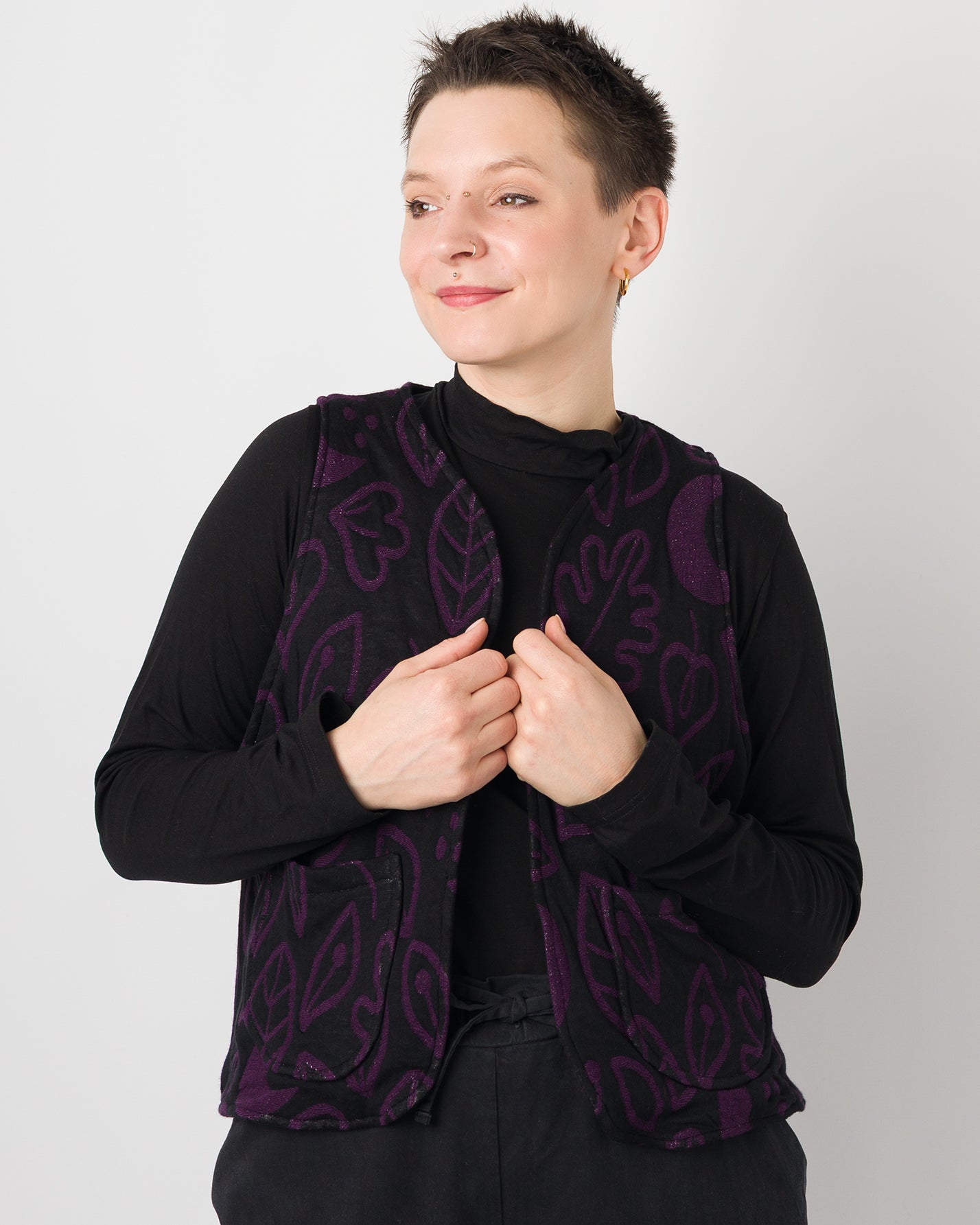 Melly trägt auf dem Foto Größe S/M, Steppstoff