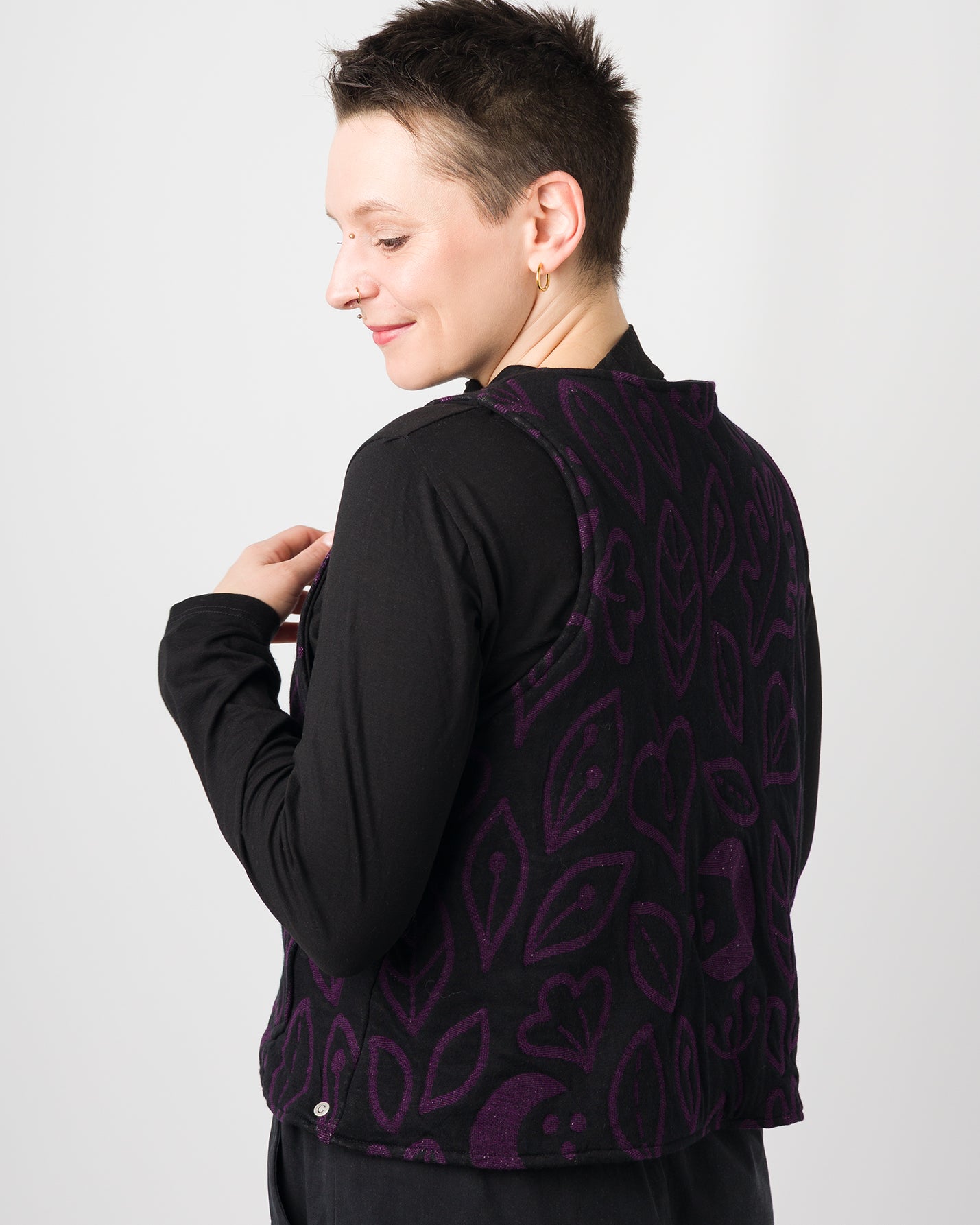 Melly trägt auf dem Foto Größe S/M, Steppstoff