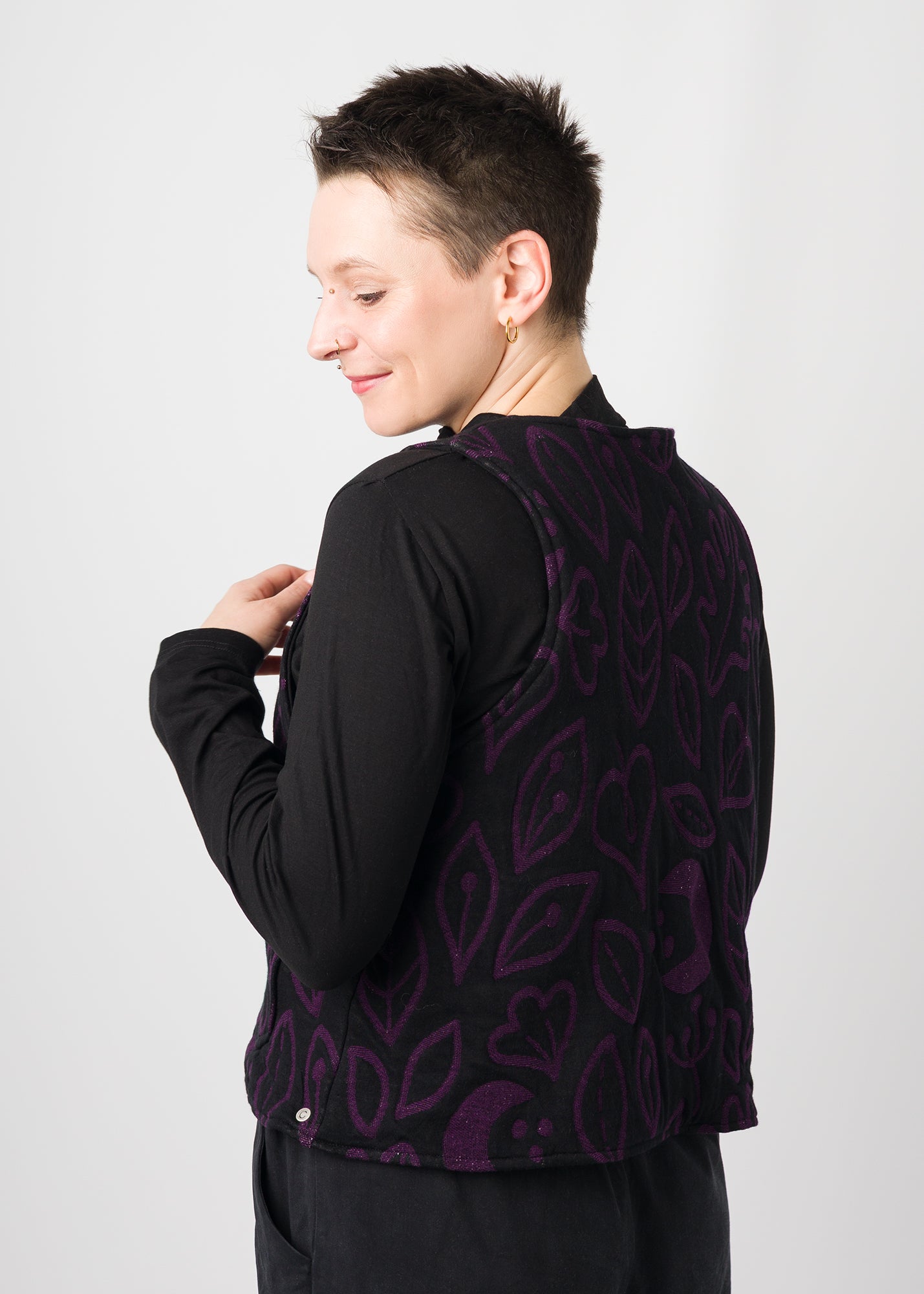 Melly trägt auf dem Foto Größe S/M, Steppstoff