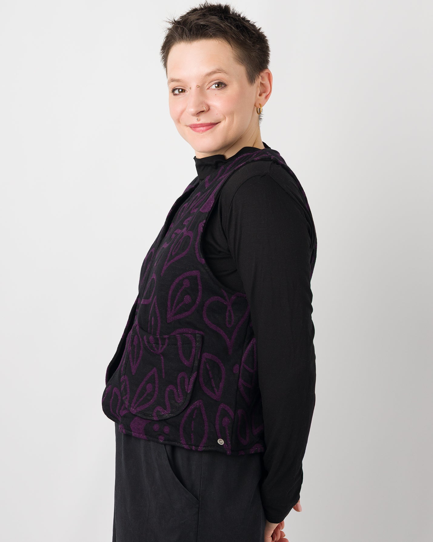 Melly trägt auf dem Foto Größe S/M, Steppstoff