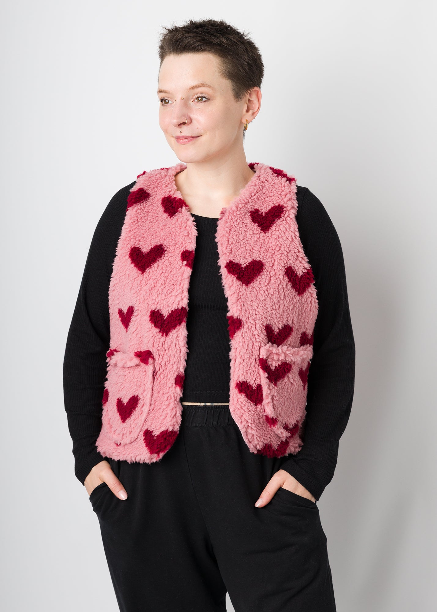 Melly trägt auf dem Foto 'Waltraut' Größe S/M, Plüsch 'Herzchen rosa-rot'