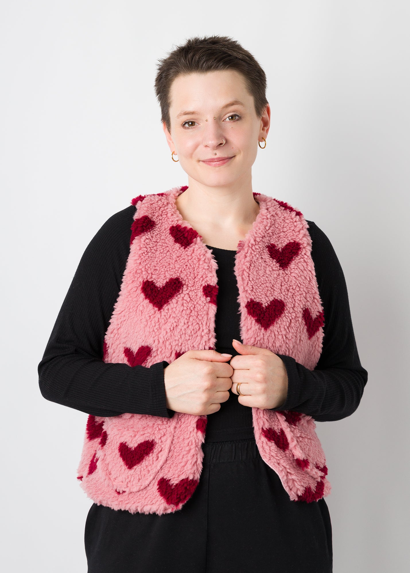 Melly trägt auf dem Foto 'Waltraut' Größe S/M, Plüsch 'Herzchen rosa-rot'