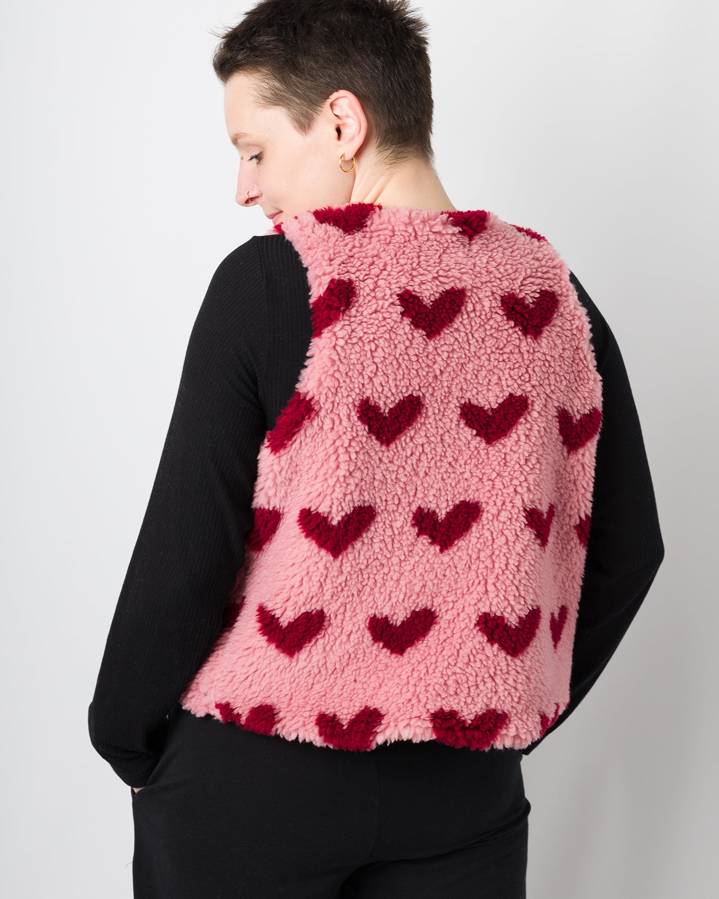 Melly trägt auf dem Foto Größe S/M, Muster Plüsch