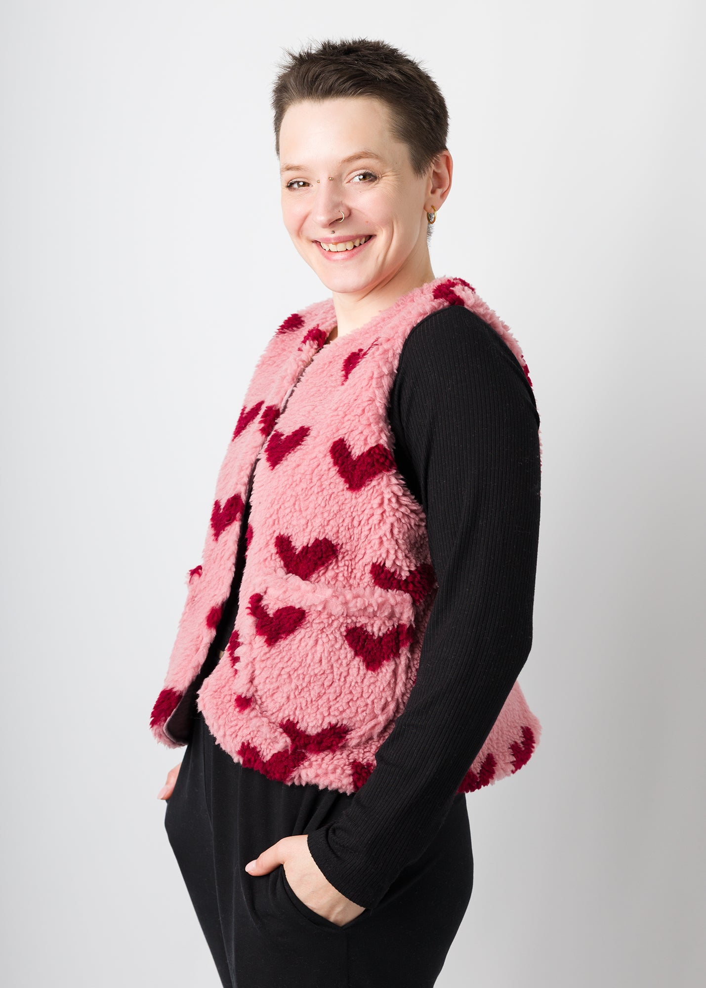 Melly trägt auf dem Foto 'Waltraut' Größe S/M, Plüsch 'Herzchen rosa-rot'