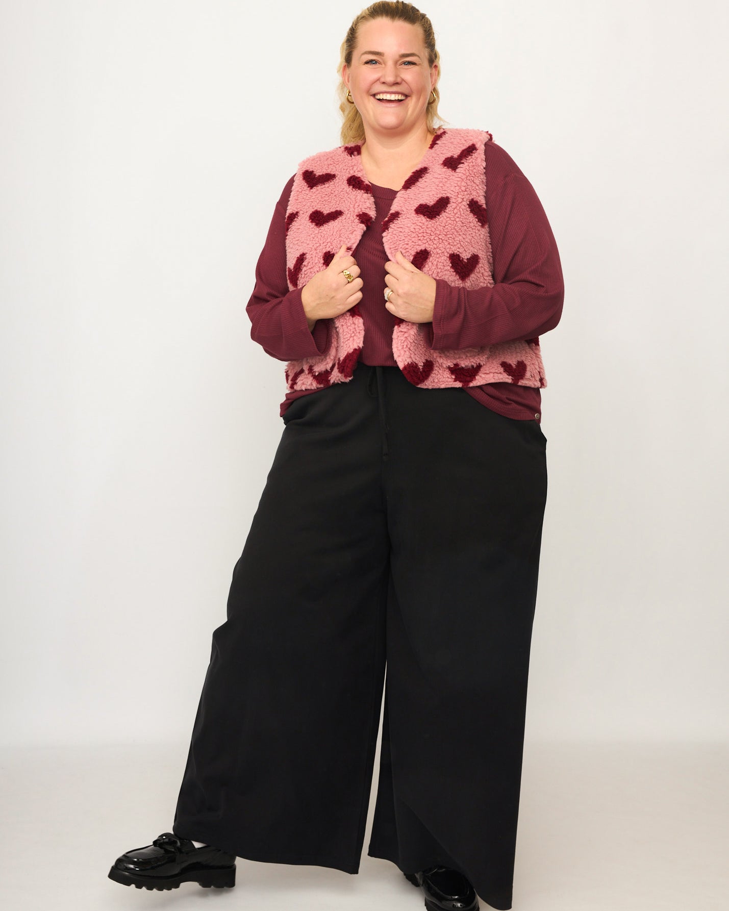 Nina trägt auf dem Foto die Weste Größe 4XL/5XL