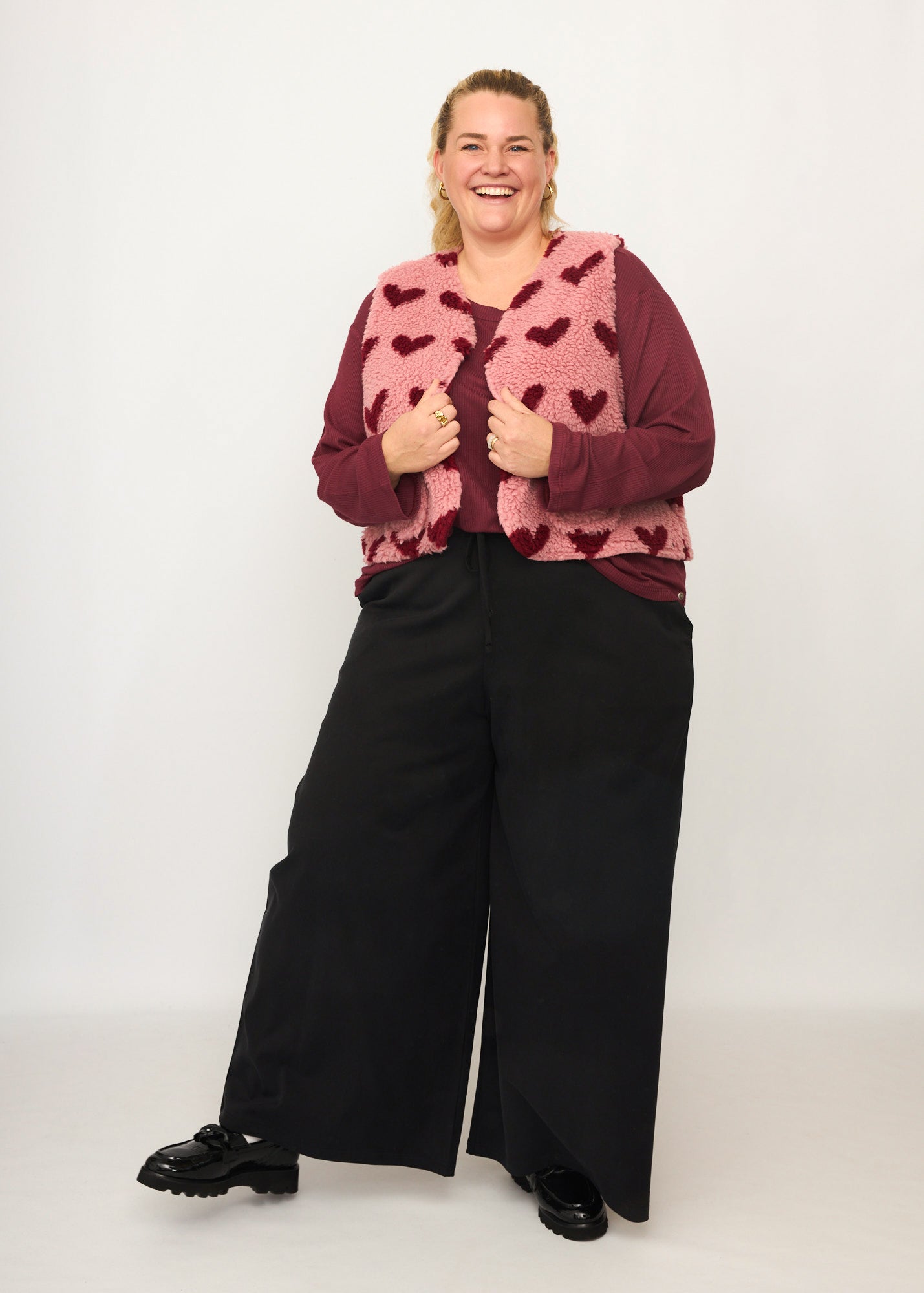 Nina trägt auf dem Foto die Weste Größe 4XL/5XL