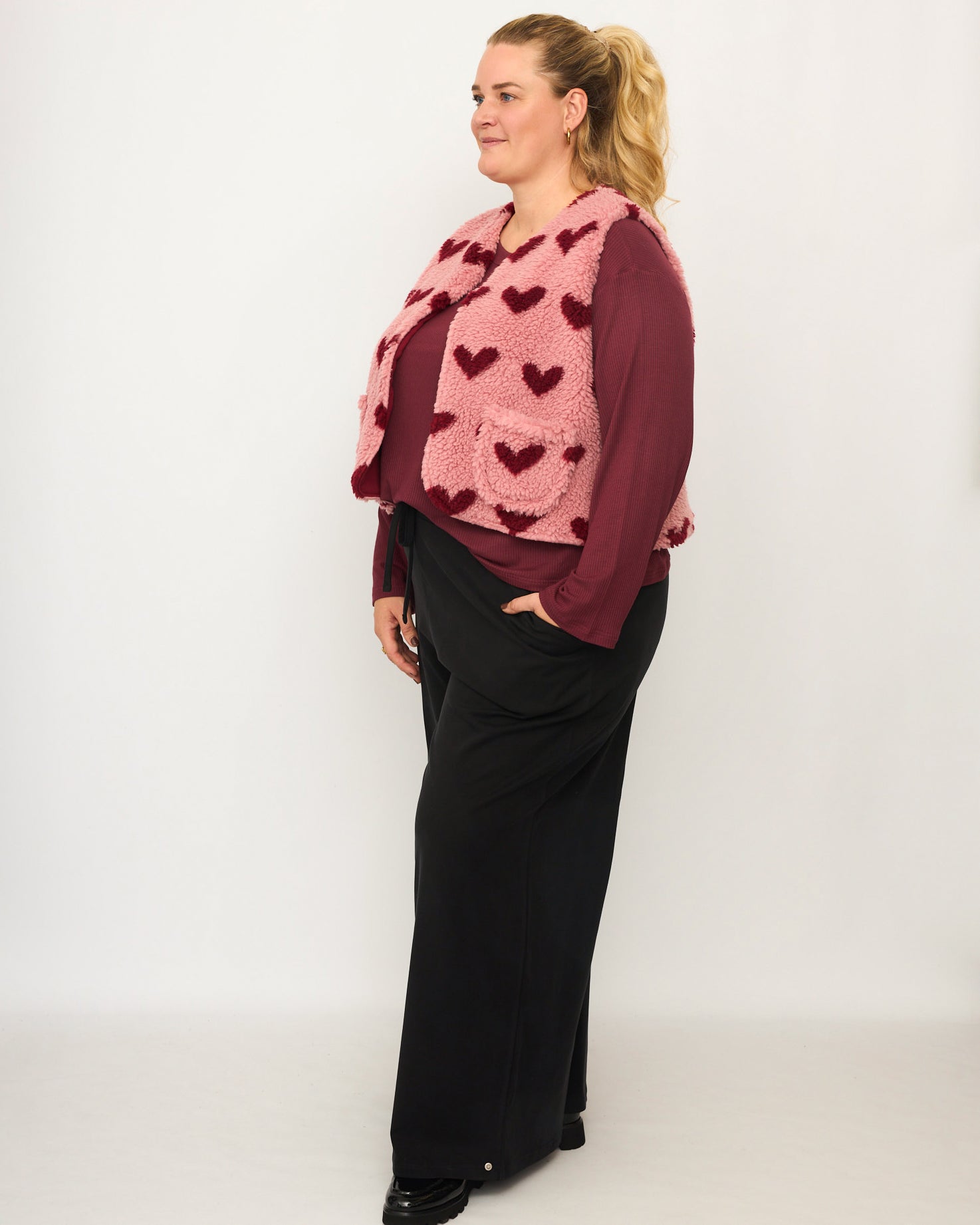 Nina trägt auf dem Foto die Weste Größe 4XL/5XL