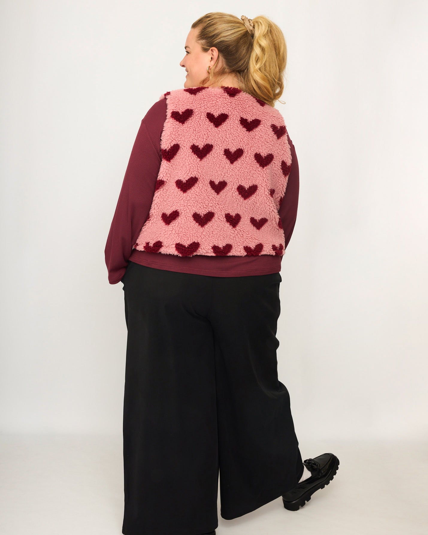 Nina trägt auf dem Foto die Weste Größe 4XL/5XL