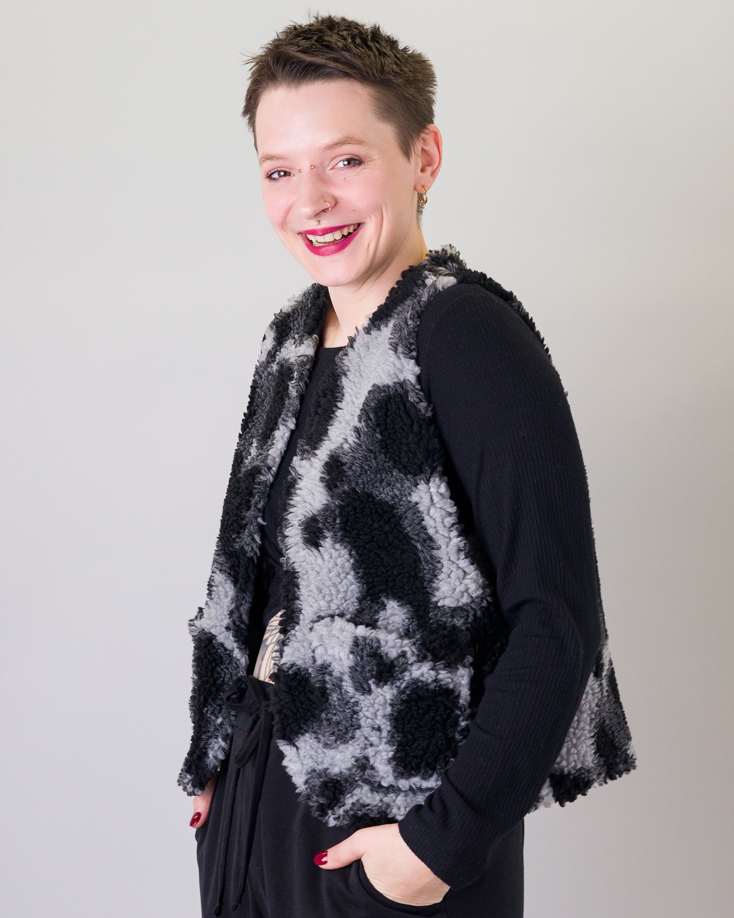 Melly trägt auf dem Foto Größe S/M, Muster Plüsch