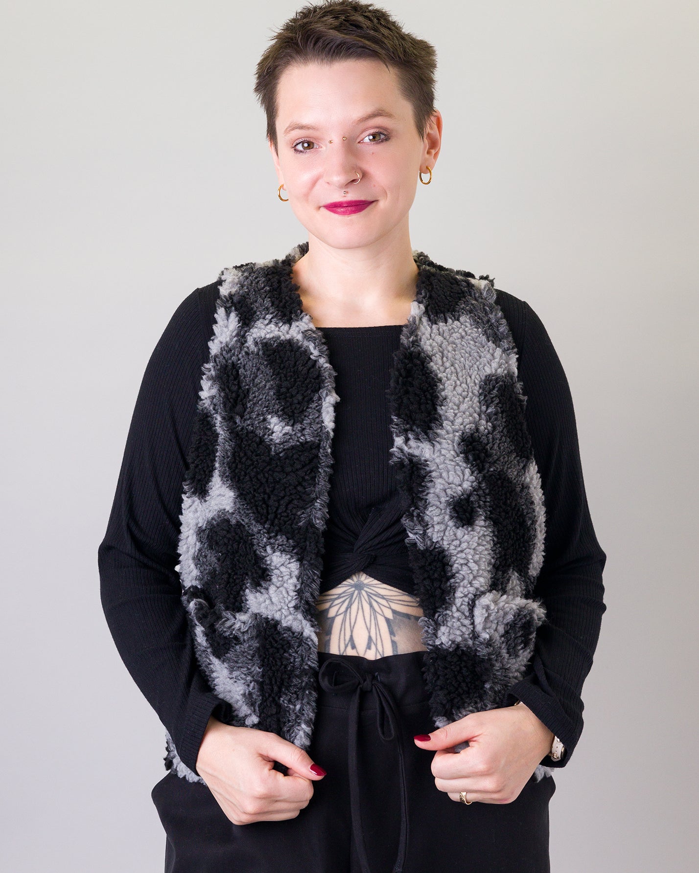 Melly trägt auf dem Foto Größe S/M, Muster Plüsch